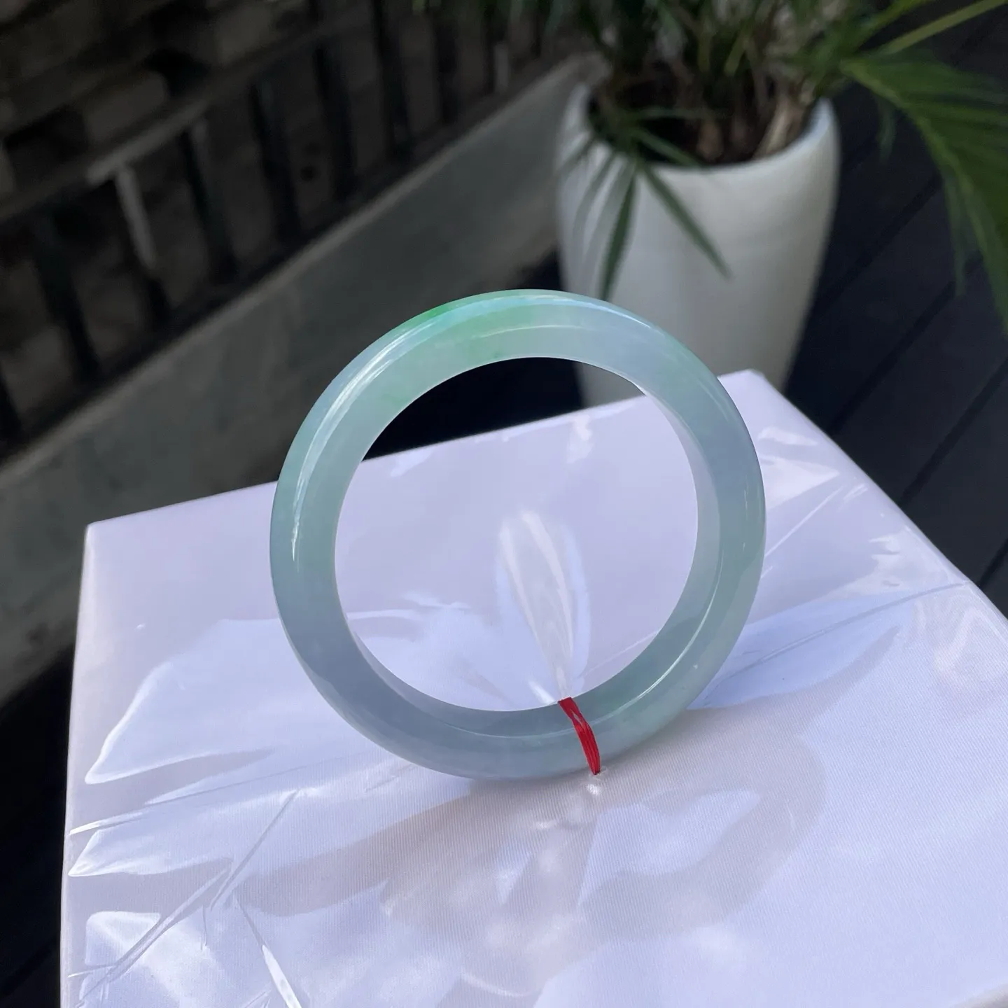 60+圈口
带色，似一汪被春风轻拂的湖水，清透的底色里，那抹翠绿如岸边新抽的柳芽，鲜活灵动