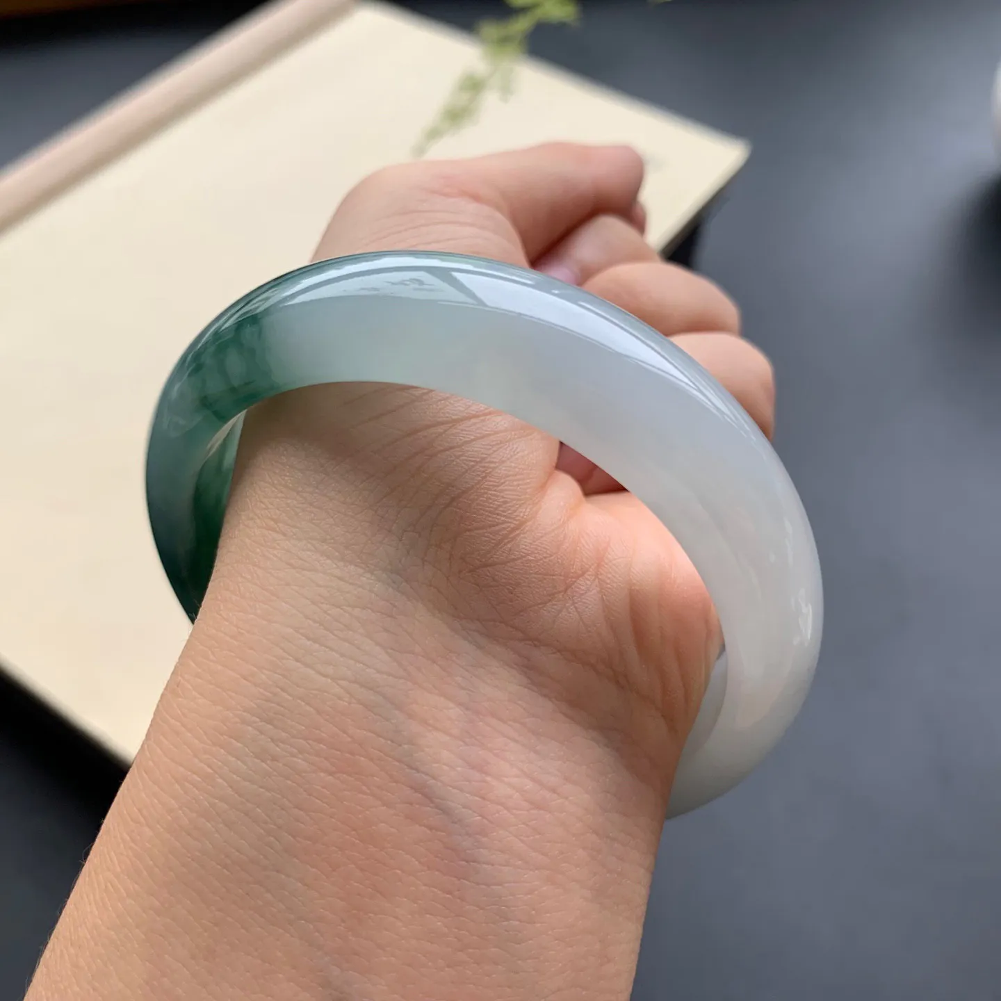 58圈口飘花正圈手镯 尺寸：58-15.6-7.8，无纹裂，花色浓郁，宽版大气