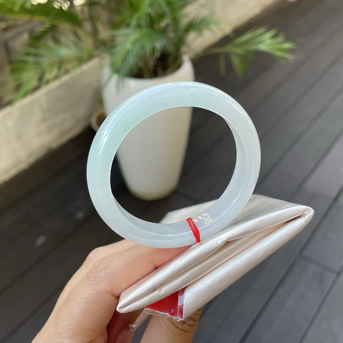 52圈口
晴底，江南烟雨中拾得的玉饰，那清透的质地，像初融的春冰，带着一丝沁人的凉与雅致的韵