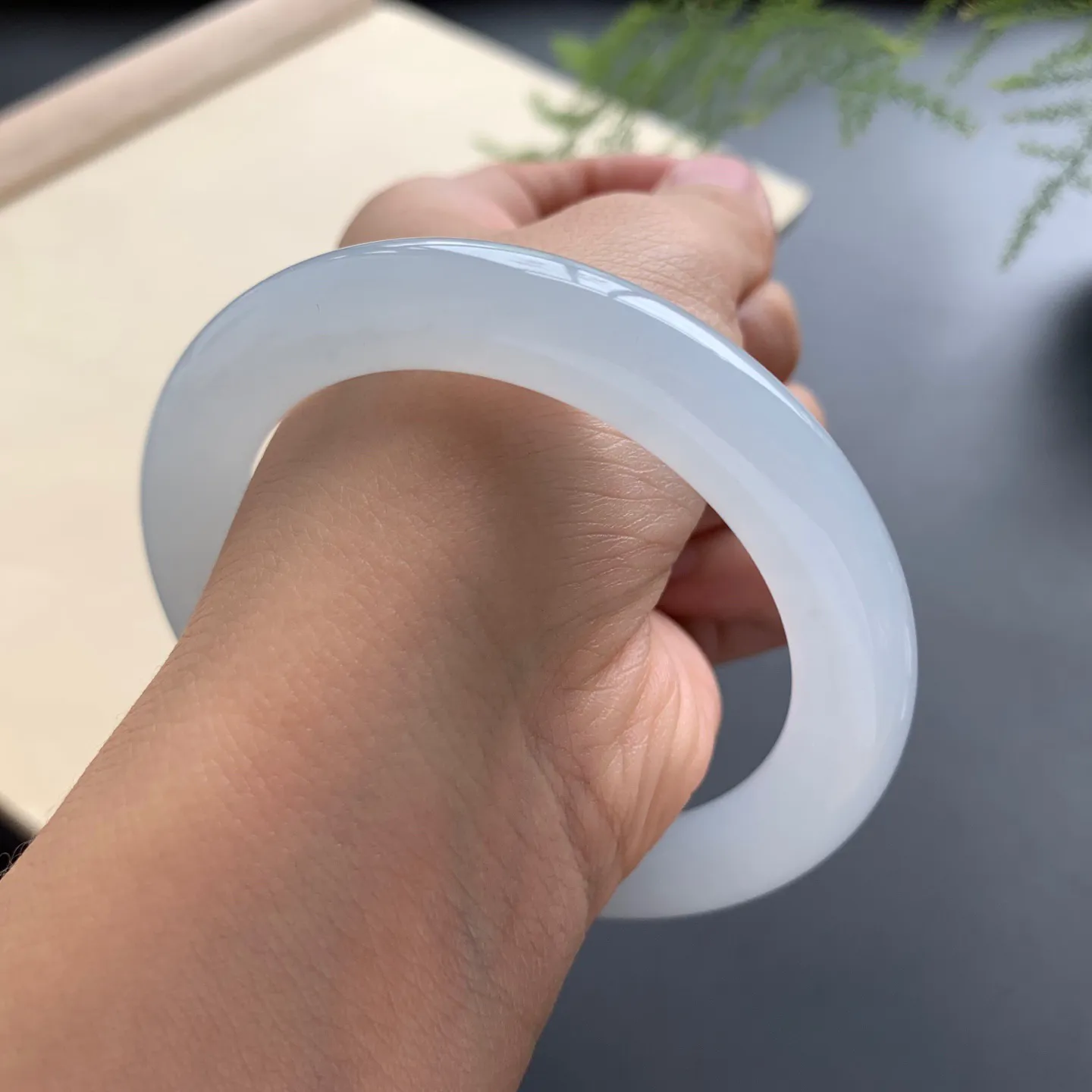 55圈口冰圆条手镯 尺寸：55-10-10.2，无纹裂，白净光滑，水润起胶