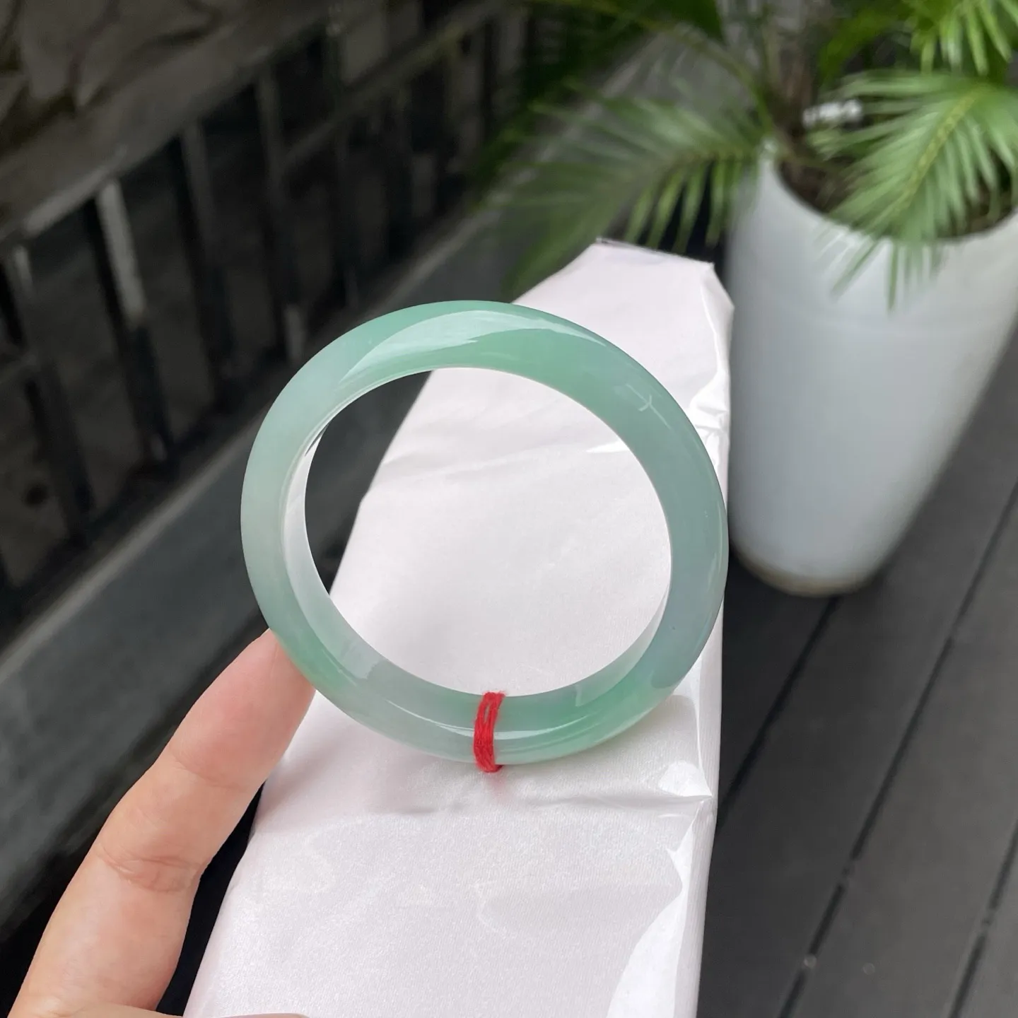 56+圈口️
带色，泛着清浅的绿意，通透得像山涧里澄澈的溪水，明朗清新