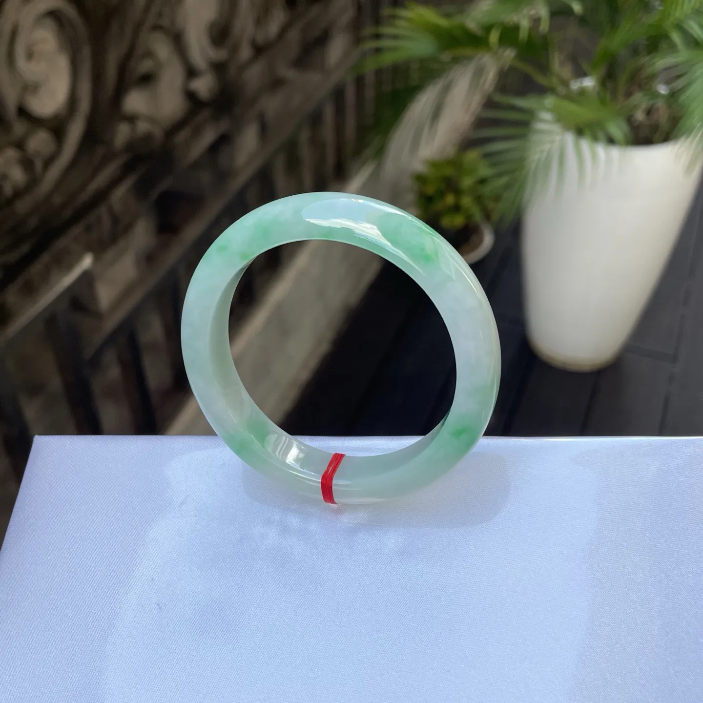 53+圈口
带色，莹润的玉质里凝着江南的绿意，翠色似流光在石上肆意晕染，清新绿意