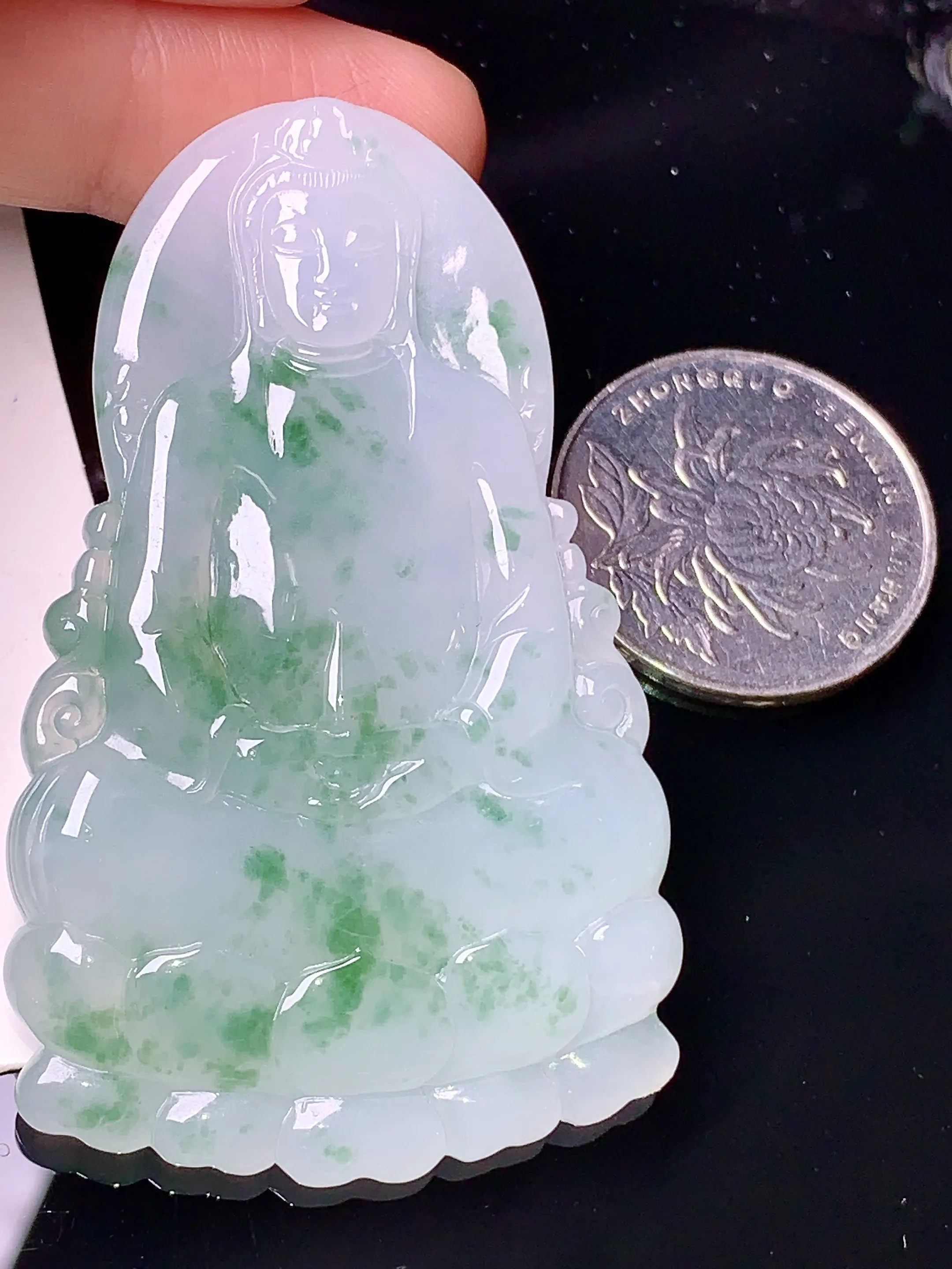 飘绿观音吊坠 玉质细腻 色泽清新艳丽 整体尺寸60.9*37.6*5.5