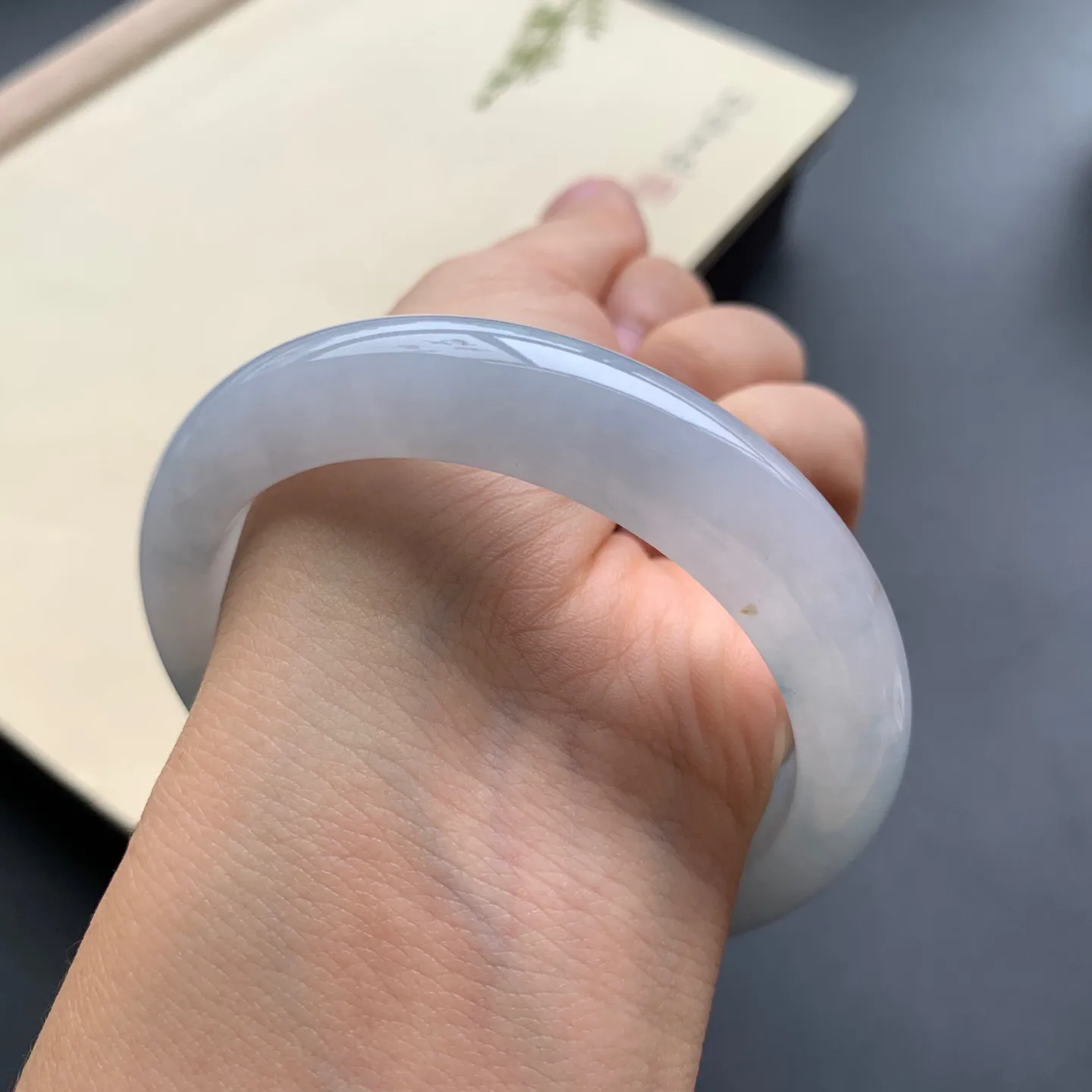 55圈口飘绿正圈手镯 尺寸：55-12.2-8.3，无纹裂，细腻光滑，清爽干净