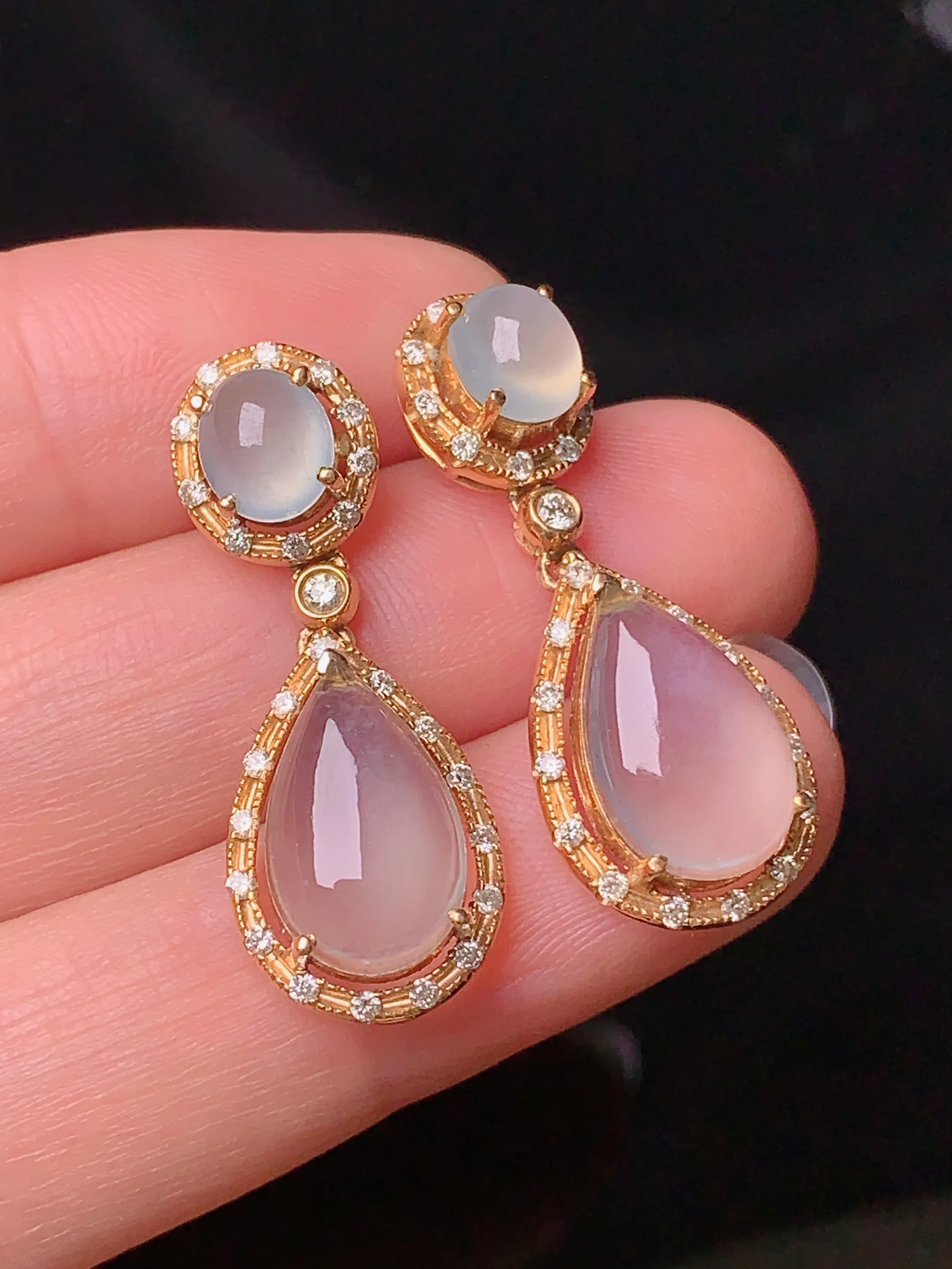 18k金钻镶嵌冰种蛋面耳坠 玉质细腻 色泽清新艳丽 整体尺寸29.3*11.6*6.6