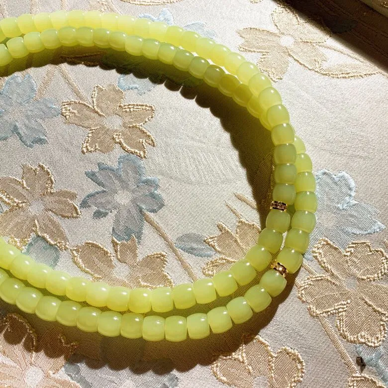 新疆和田玉若羌黄口料直切老型珠项链。单颗尺寸7/8玉质细腻油润。手推出油。佩戴高端典雅。lt251104