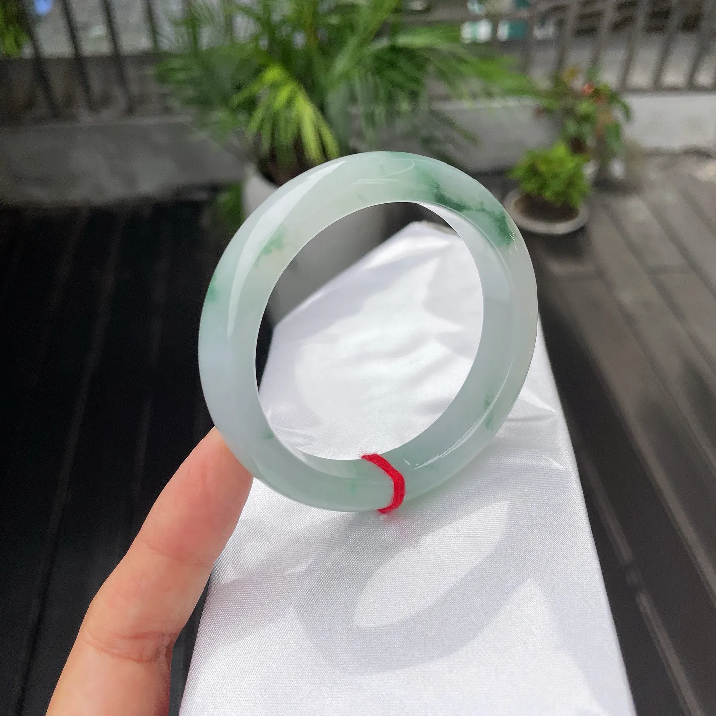 55圈口
飘花，江南烟雨中的翠影，清透间缀着灵动的绿，在腕间晕染出诗意的朦胧