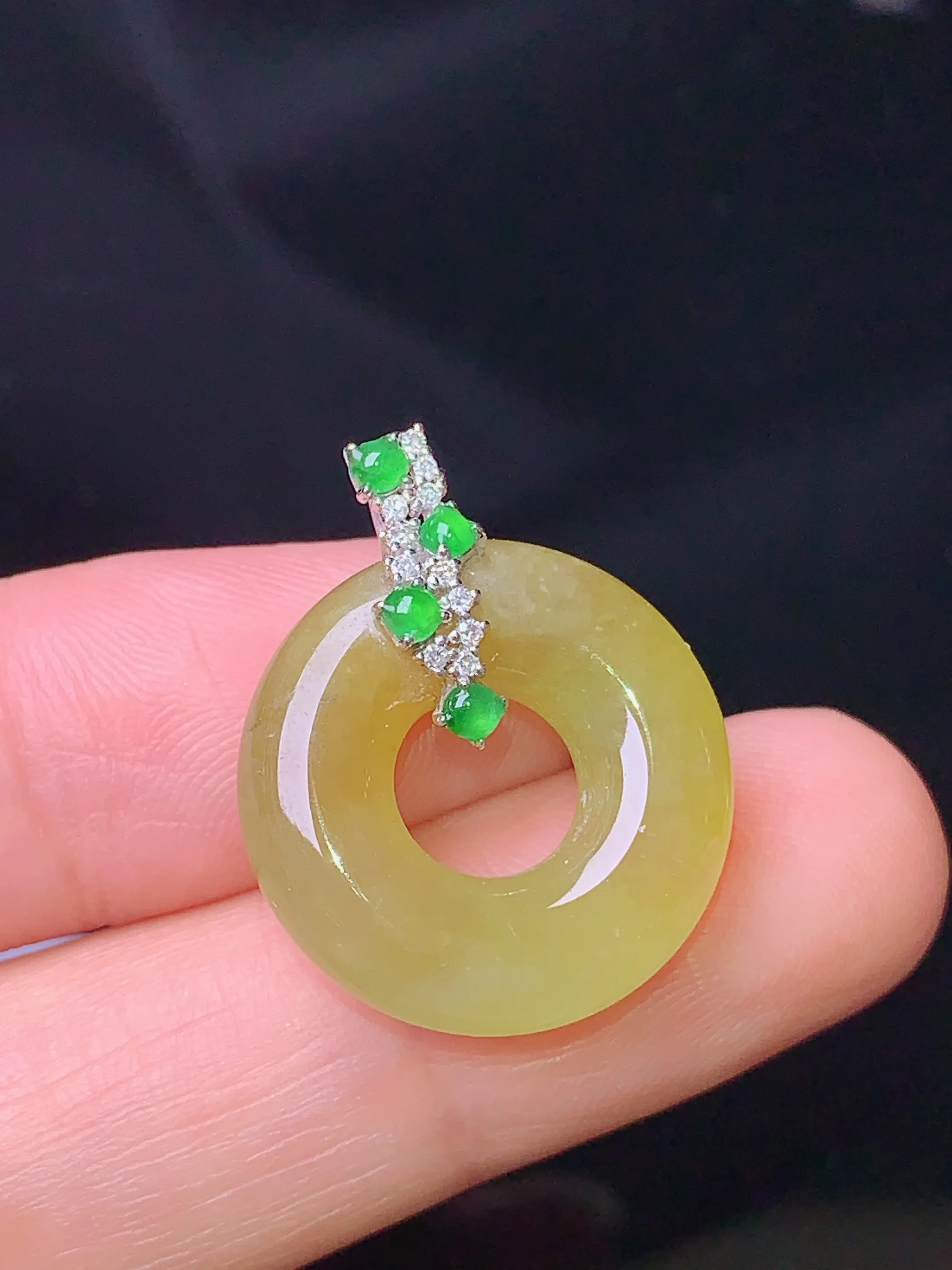 18k金钻镶嵌黄翡平安环吊坠 玉质细腻 色泽清新艳丽 整体尺寸23.3*19*6