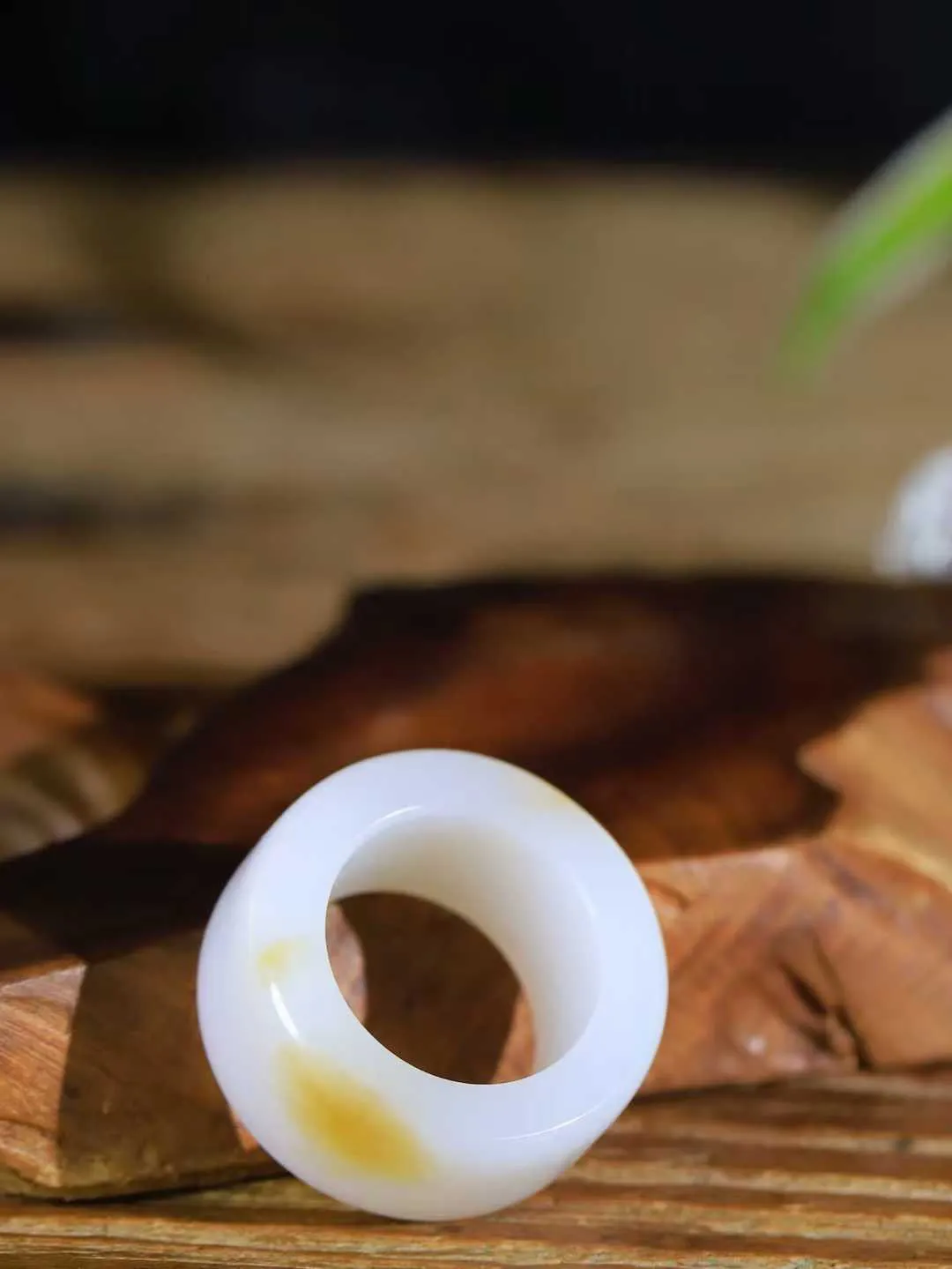 （古韵.扳指）

精品和田玉糖白玉扳指，玉质温润，油润感十足， 整器古韵生辉。优雅高贵。运筹帷幄于掌中，决胜于千里之外。重23.4克   圈口21.5mm  尺寸15.3-6.3mm  23110433A