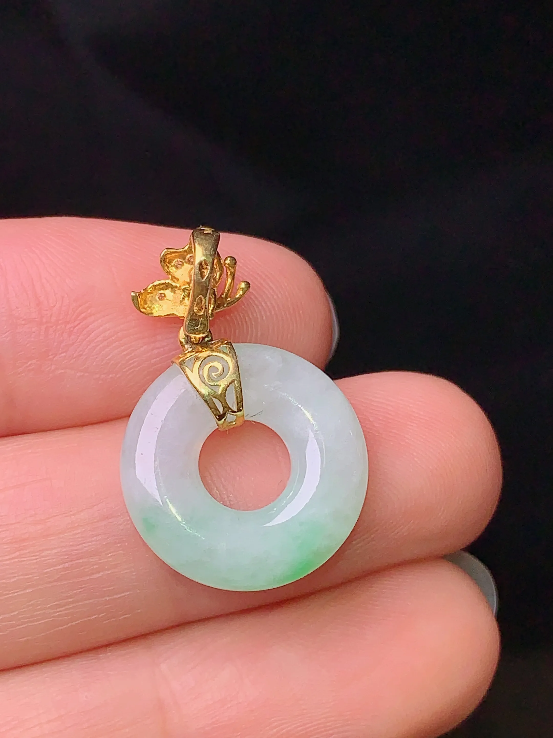 18k金钻镶嵌飘绿平安环吊坠 玉质细腻 色泽清新艳丽 整体尺寸23.2*15.5*3.8