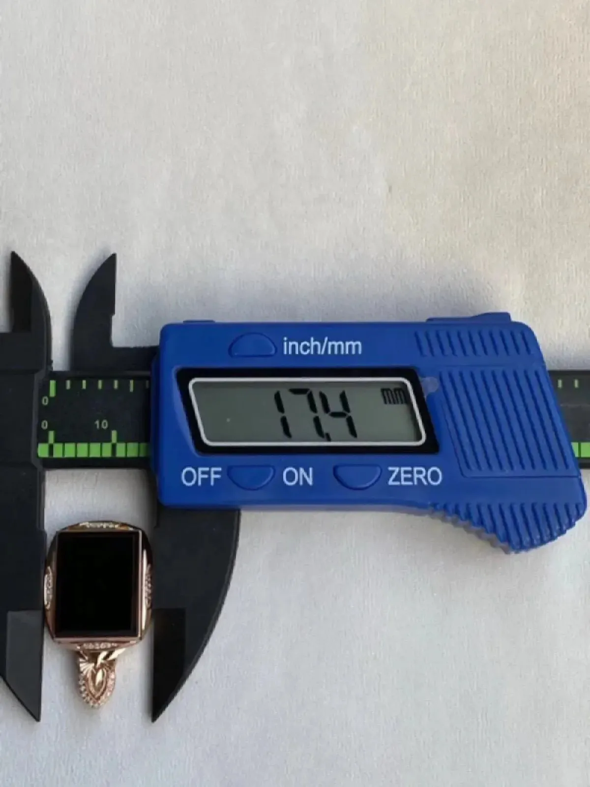 墨翠：【无事牌吊坠】18K金+南非钻镶嵌，细腻干净，黑度极黑，性价比高，做工精致，打灯透绿 裸石尺寸：17.2*13.8*3.0‘