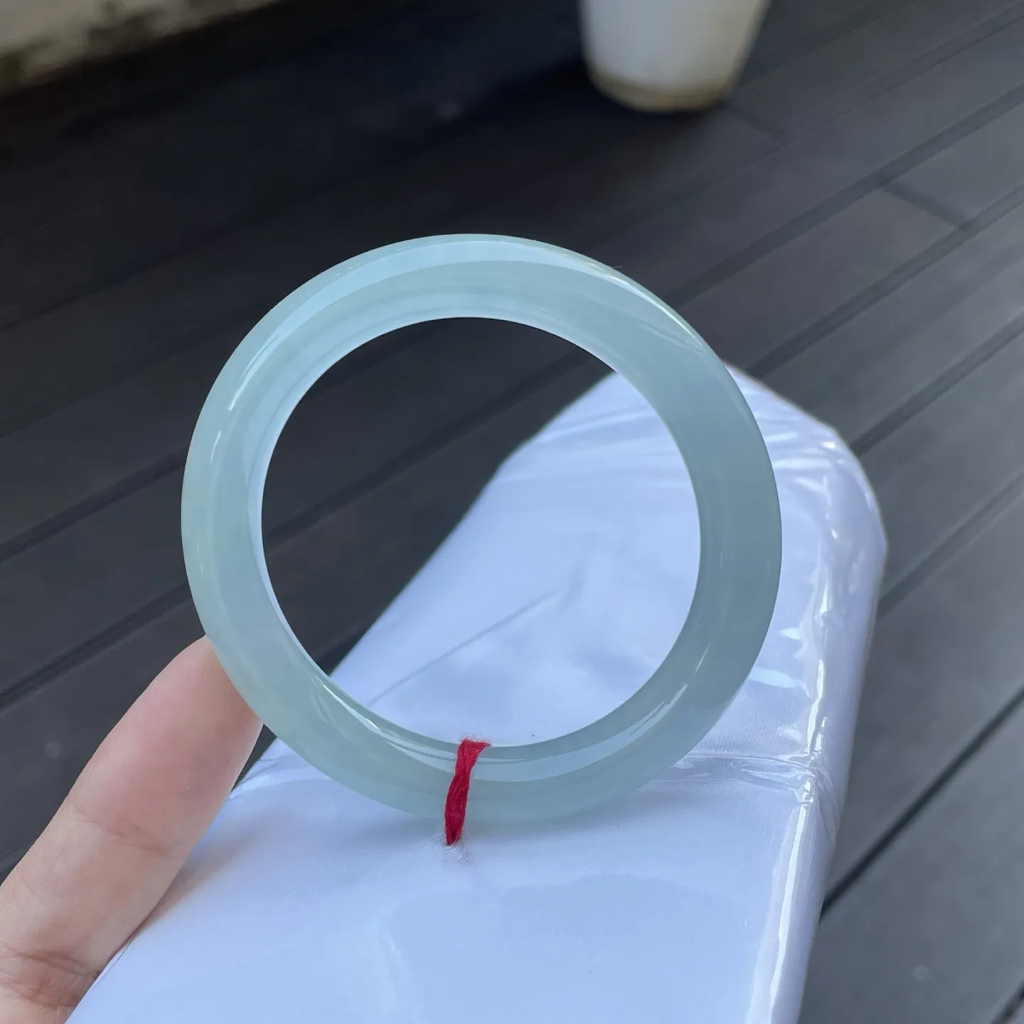 51+圆条
晴底，把清晨薄雾里的那汪湖水凝在了腕间，浅淡的青，温润得能淌出诗意，