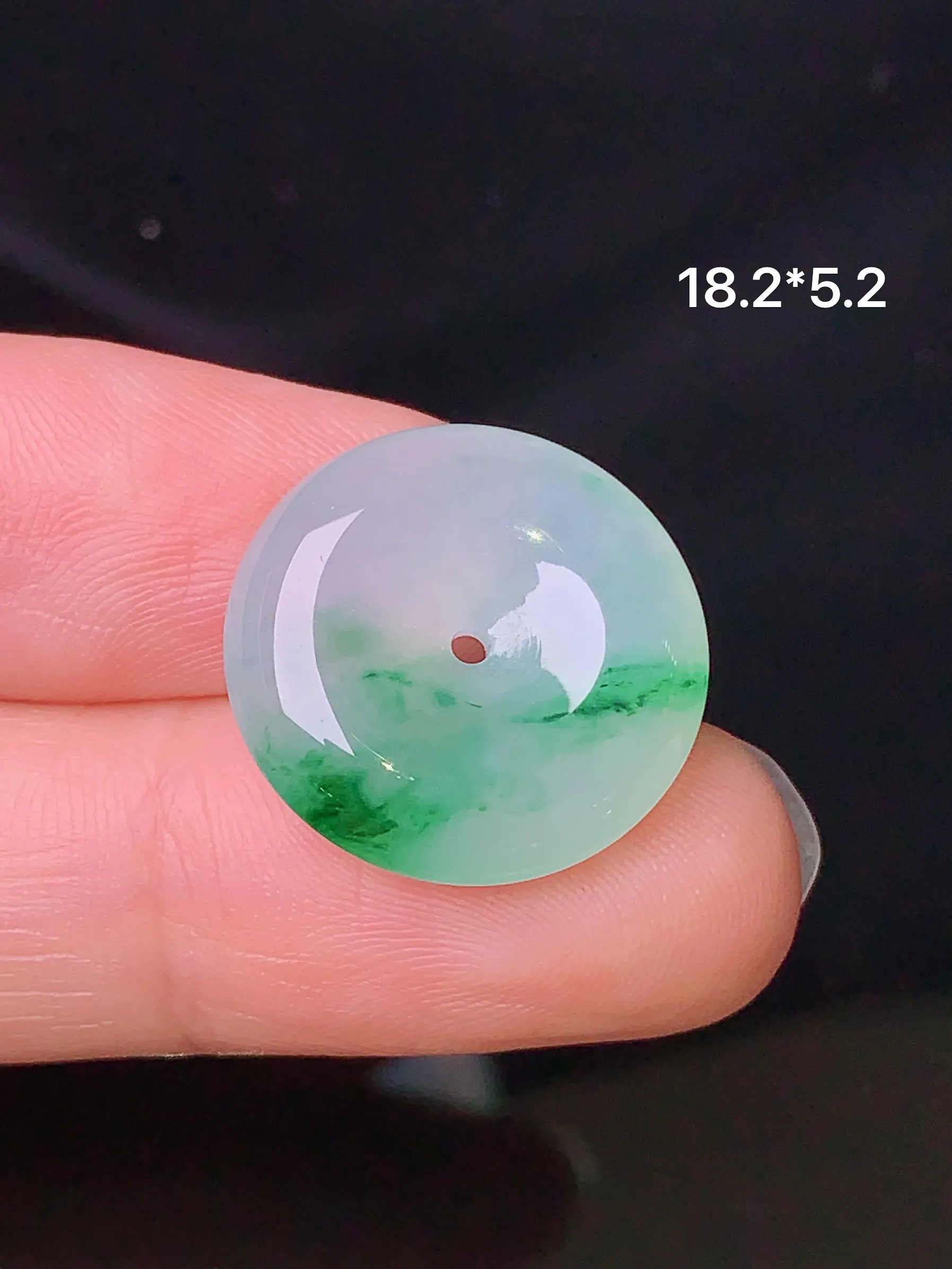 飘绿平安扣吊坠 玉质细腻 色泽清新艳丽 整体尺寸18.2*5.2