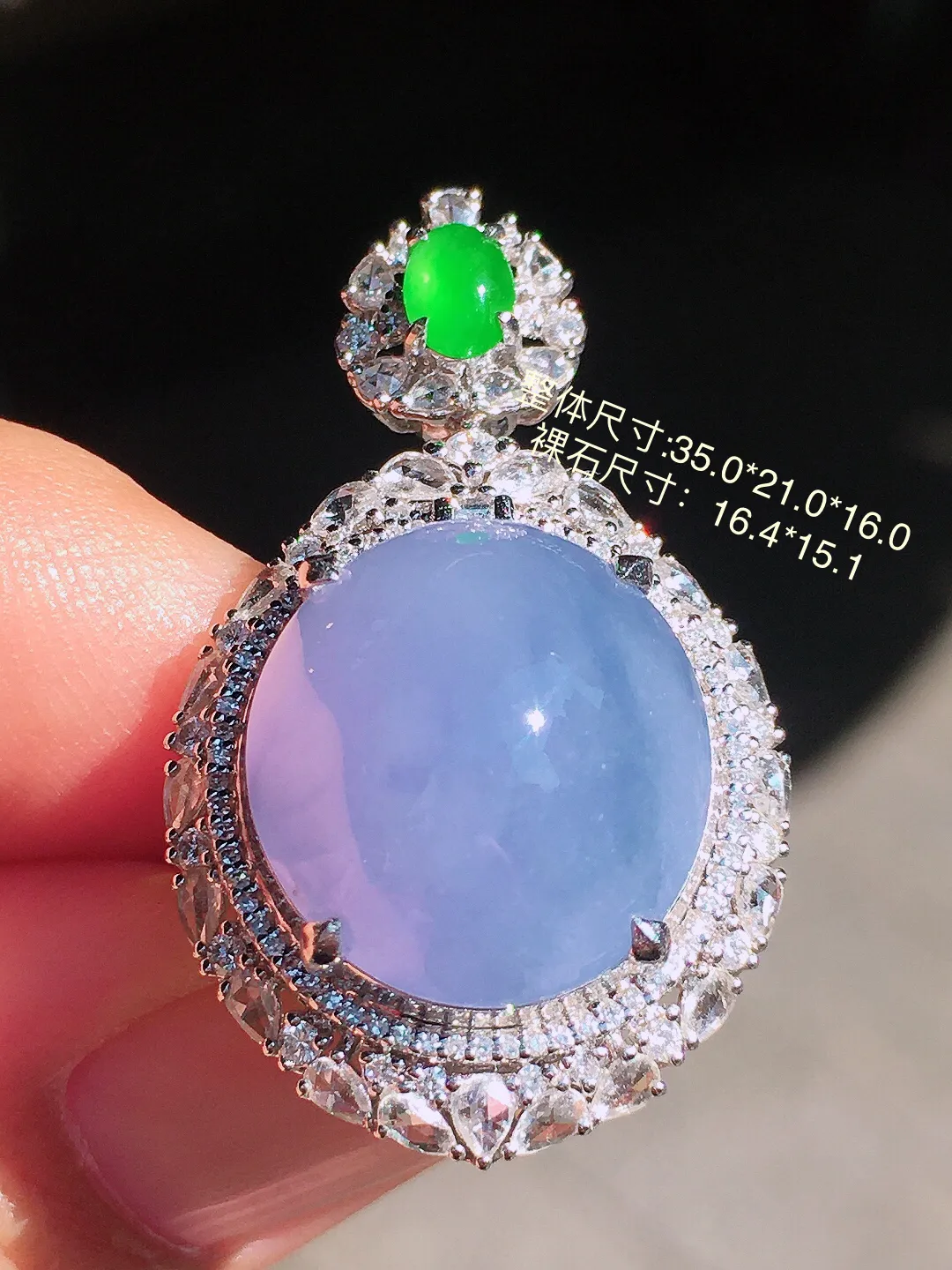 紫罗兰蛋面戒指/吊坠两用款，色泽均匀艳丽，玉质细腻，荧光感超
强，饱满圆润，尽显优雅气质，18k
金豪华镶嵌