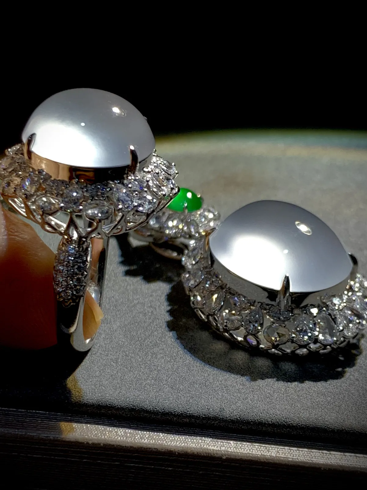 高品质翡翠白蛋面套装，
吊坠裸石约20-17.5-10mm，
整体41.2-23.6-15.8mm，
戒指裸石15.3-14.5-8.6mm，
台面整体22-20.6-15.2mm，14#，
18K金，南非钻，不配链