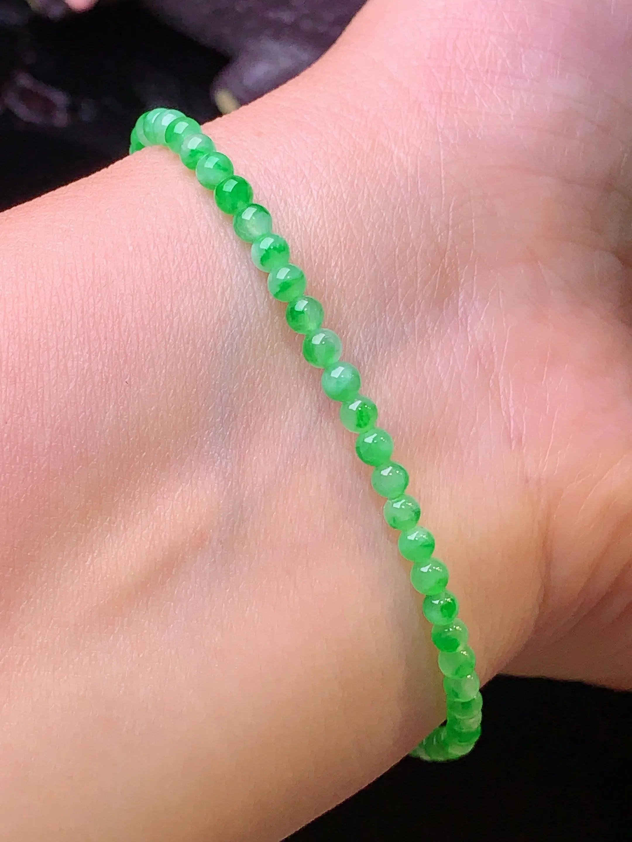 翠绿圆珠手链 玉质细腻 色泽清新艳丽 整体尺寸3.2