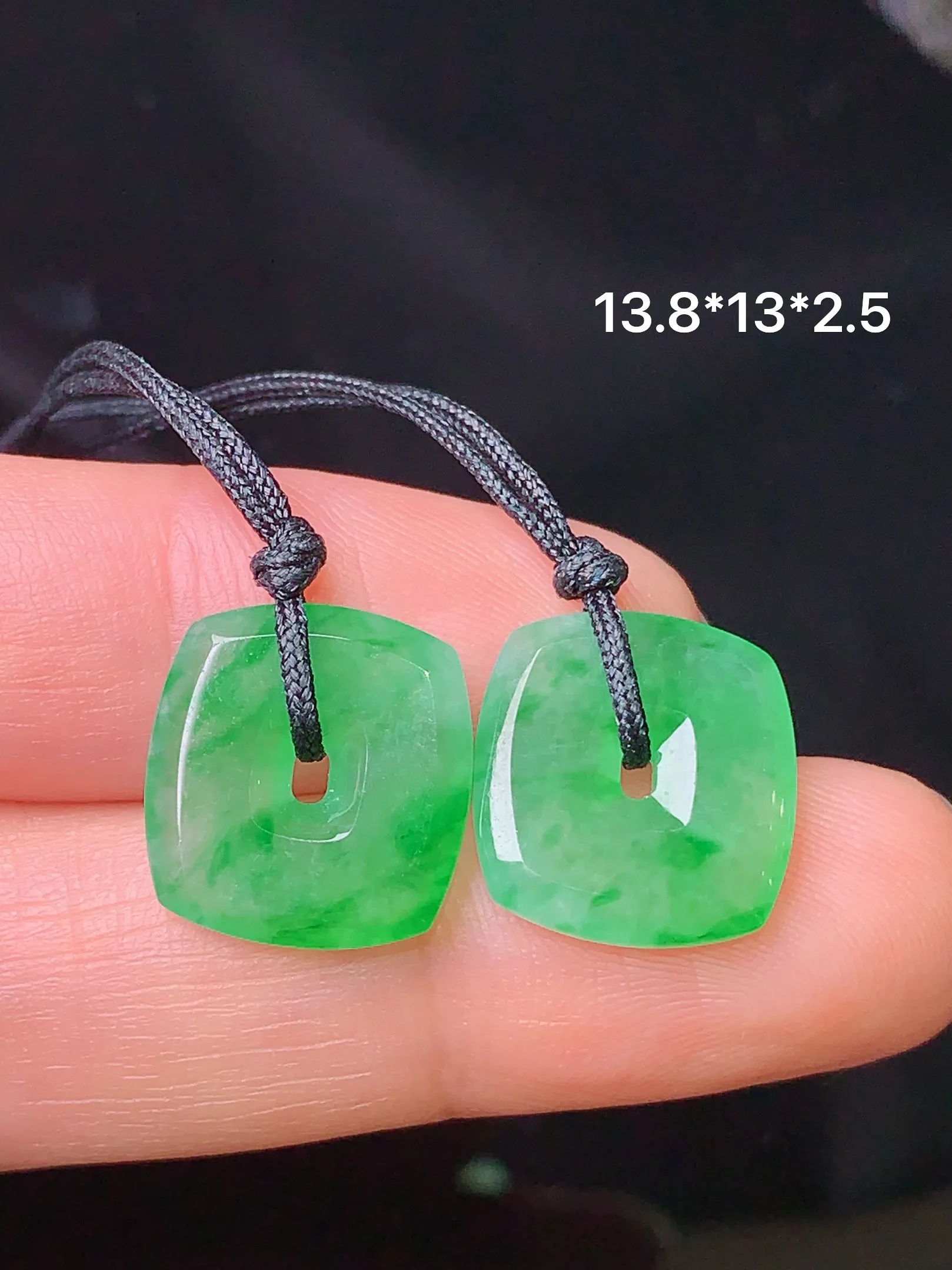 镶嵌款 翠绿平安扣吊坠 玉质细腻 色泽清新艳丽 整体尺寸13.8*13*2.5