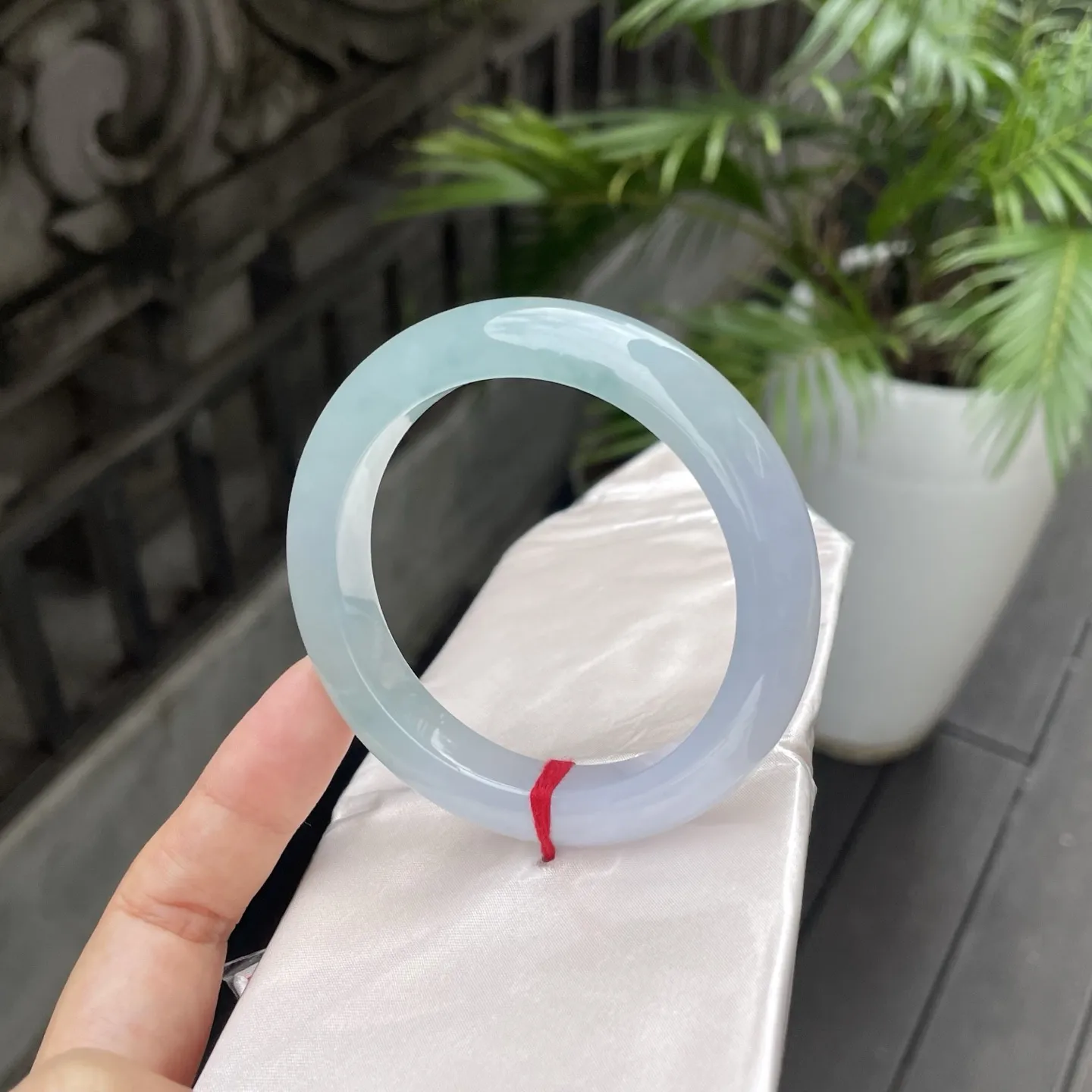 56+圈口
半山半水，飘花，那清浅的色泽在玉环间交融，紫与翠的晕染如天然的工笔