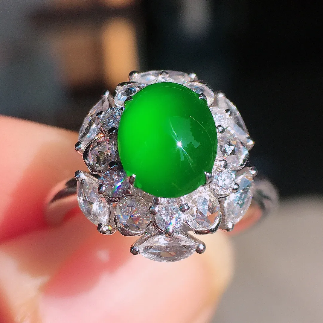 辣绿蛋面戒指，色泽均匀浓郁，玉质细腻，荧光感超
强，饱满圆润，尽显优雅气质，18k
金豪华镶嵌