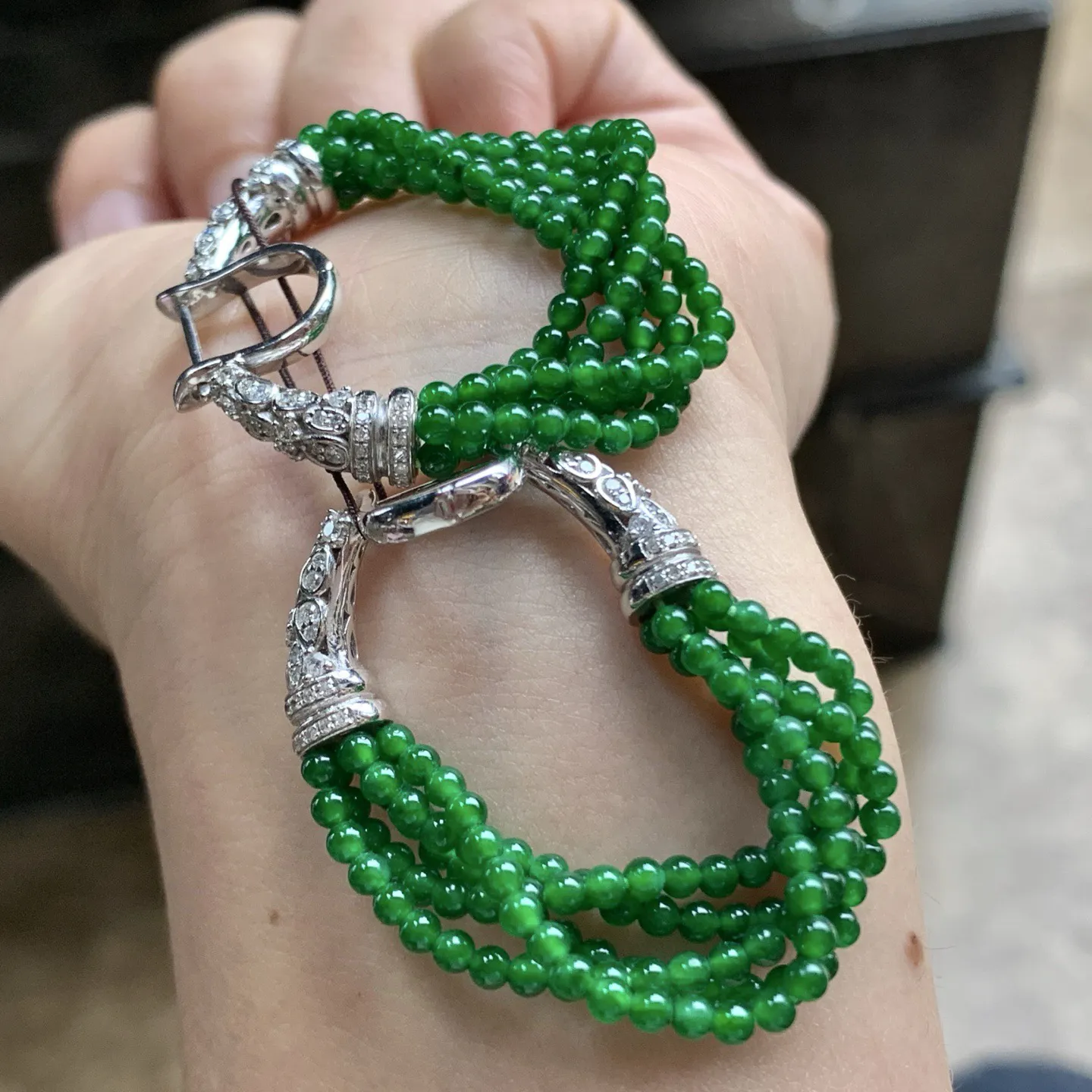 金钻镶嵌辣绿色珠珠耳坠^_^颜色浓郁 鲜艳