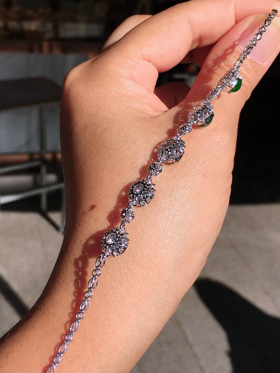 阳绿蛋面手链，色泽均匀艳丽，玉质细腻，荧光感超
强，饱满圆润，尽显优雅气质，18k
金豪华镶嵌