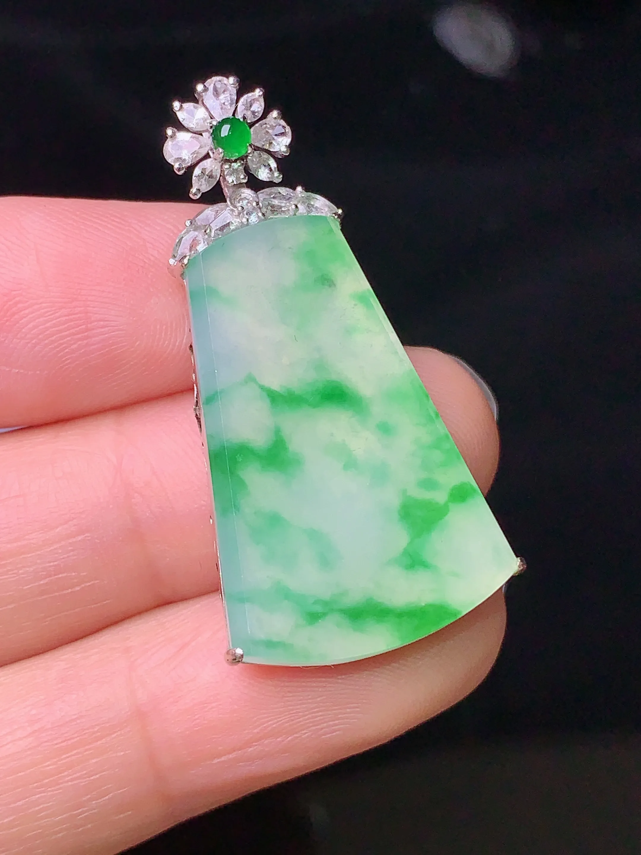 18k金钻镶嵌飘绿无事牌吊坠 玉质细腻 色泽清新艳丽 整体尺寸37.2*18.5*5.2