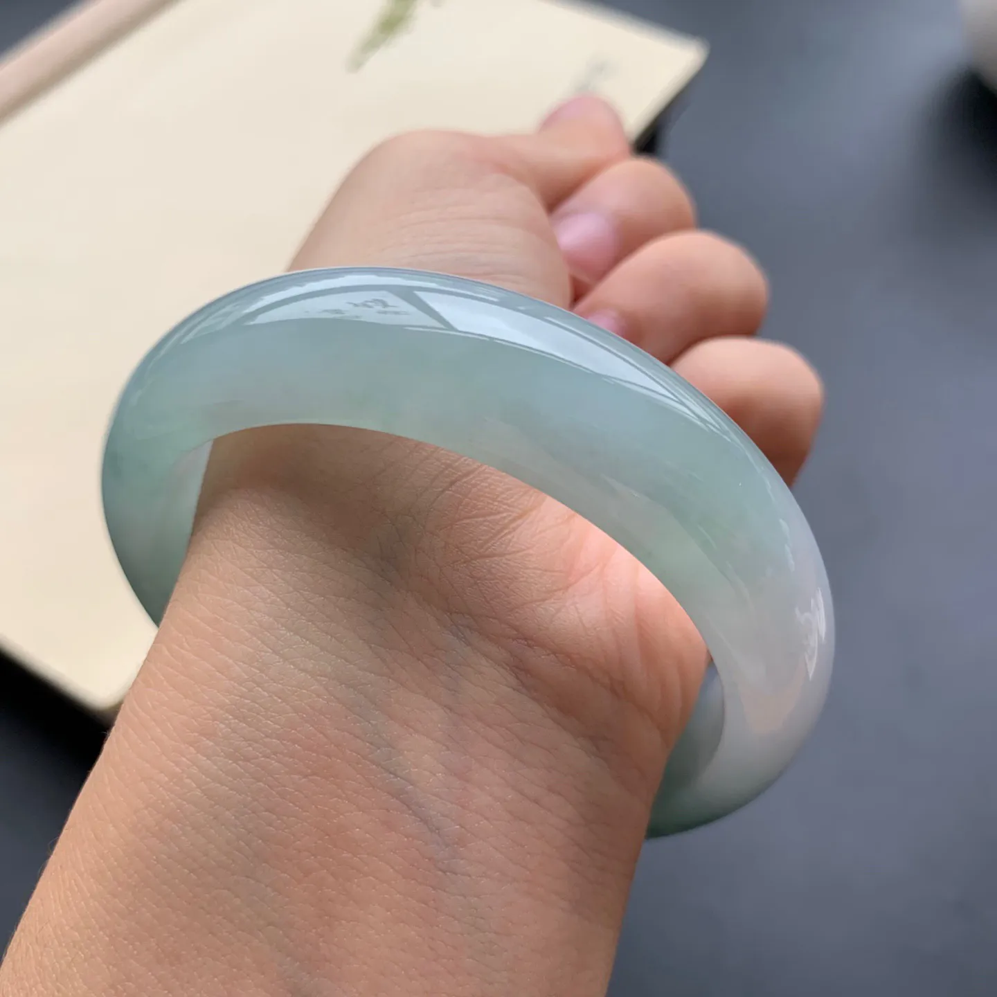 56.5圈口飘花正圈手镯 尺寸：56.5-15.3-8.2，无纹裂，细腻起胶，花色浓郁