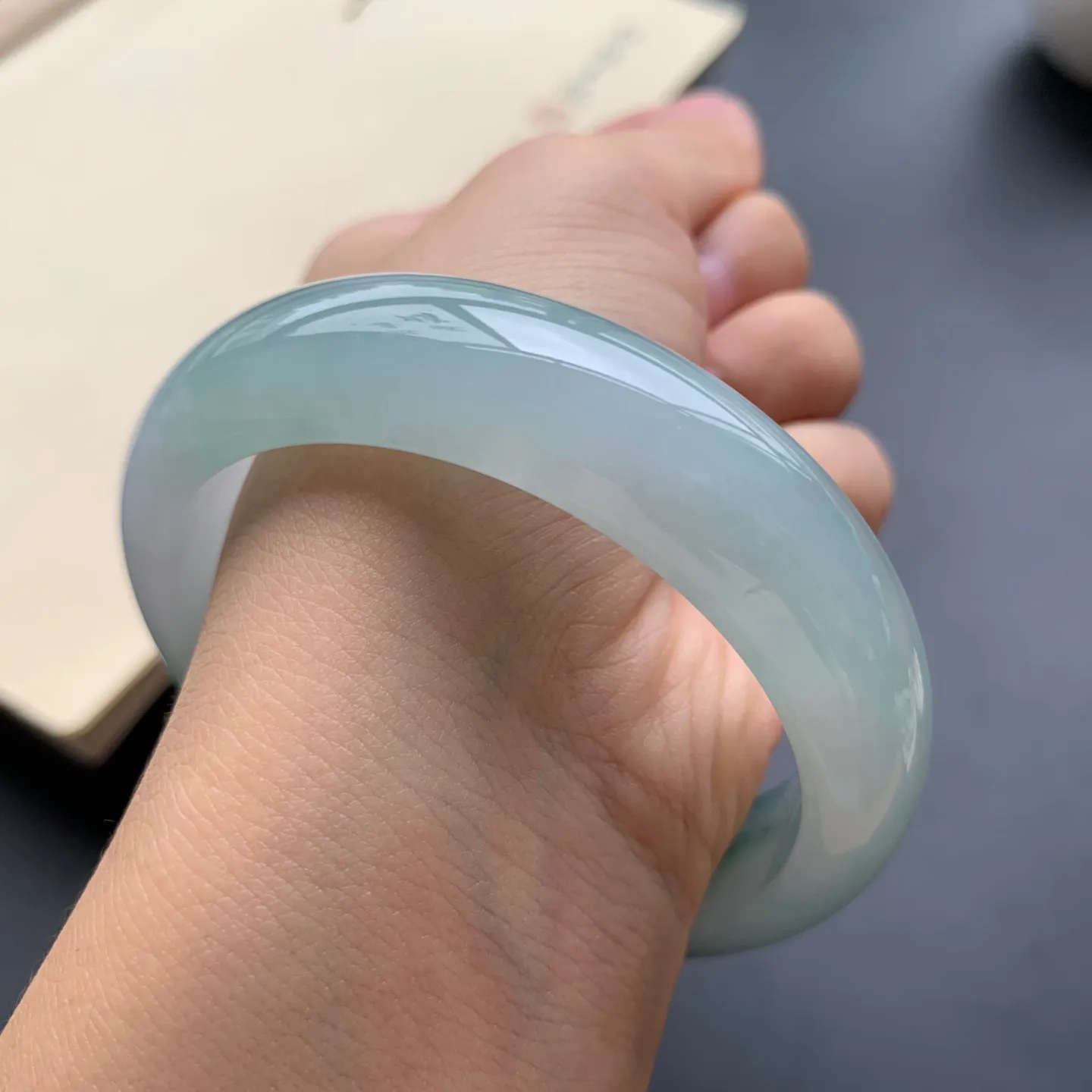 56.5圈口飘花正圈手镯 尺寸：56.5-15.3-8.2，无纹裂，细腻起胶，花色浓郁