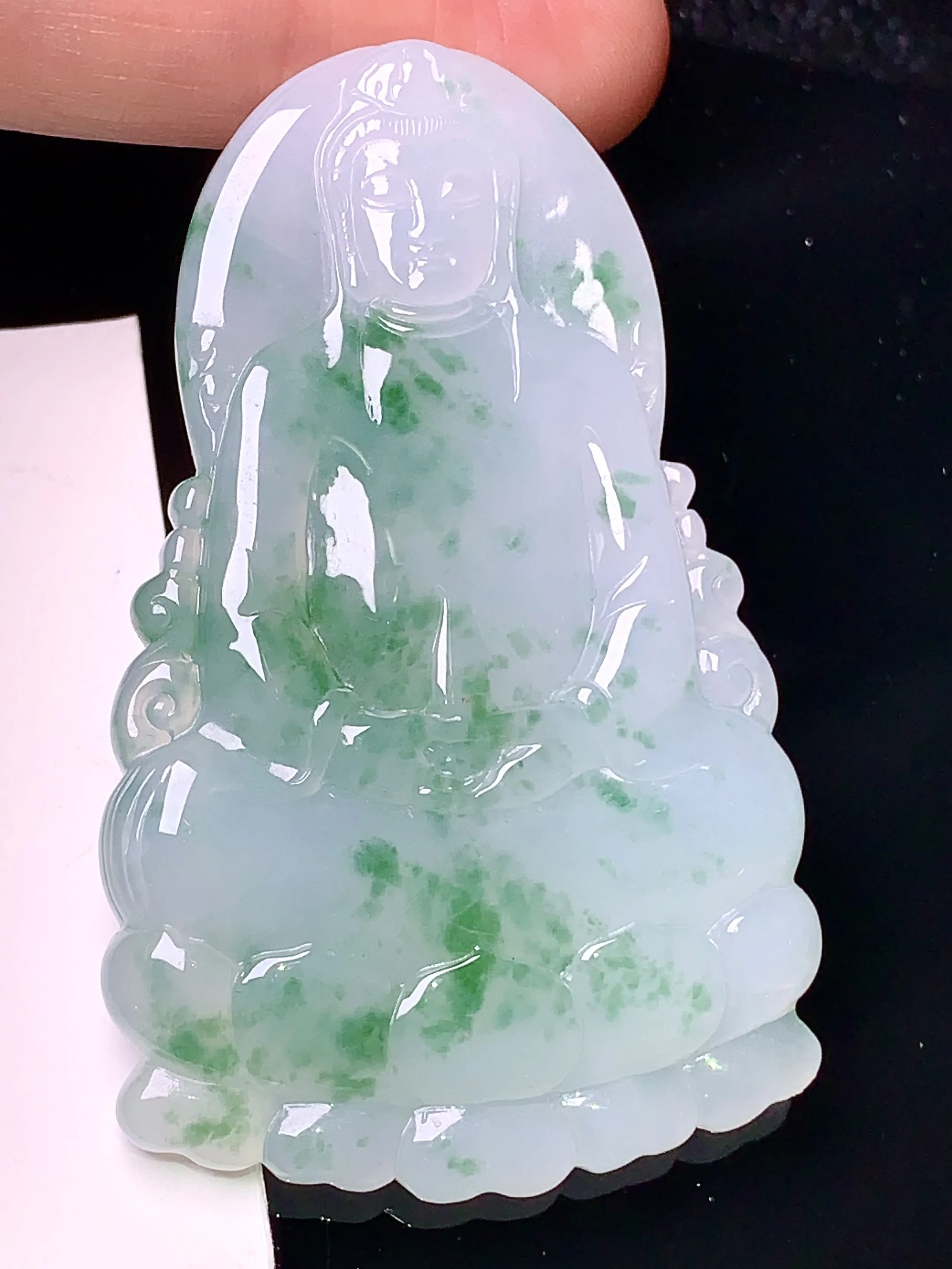 飘绿观音吊坠 玉质细腻 色泽清新艳丽 整体尺寸60.9*37.6*5.5