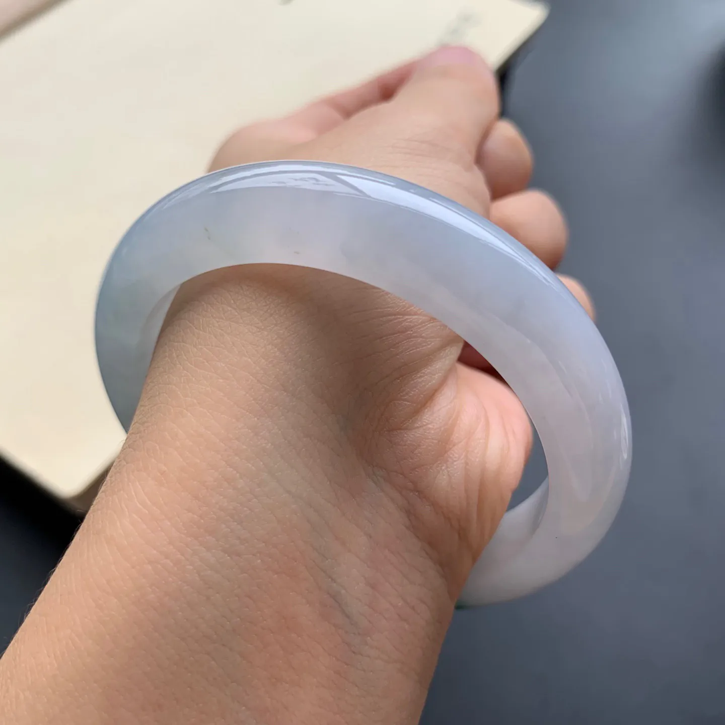 55圈口飘绿正圈手镯 尺寸：55-12.2-8.3，无纹裂，细腻光滑，清爽干净