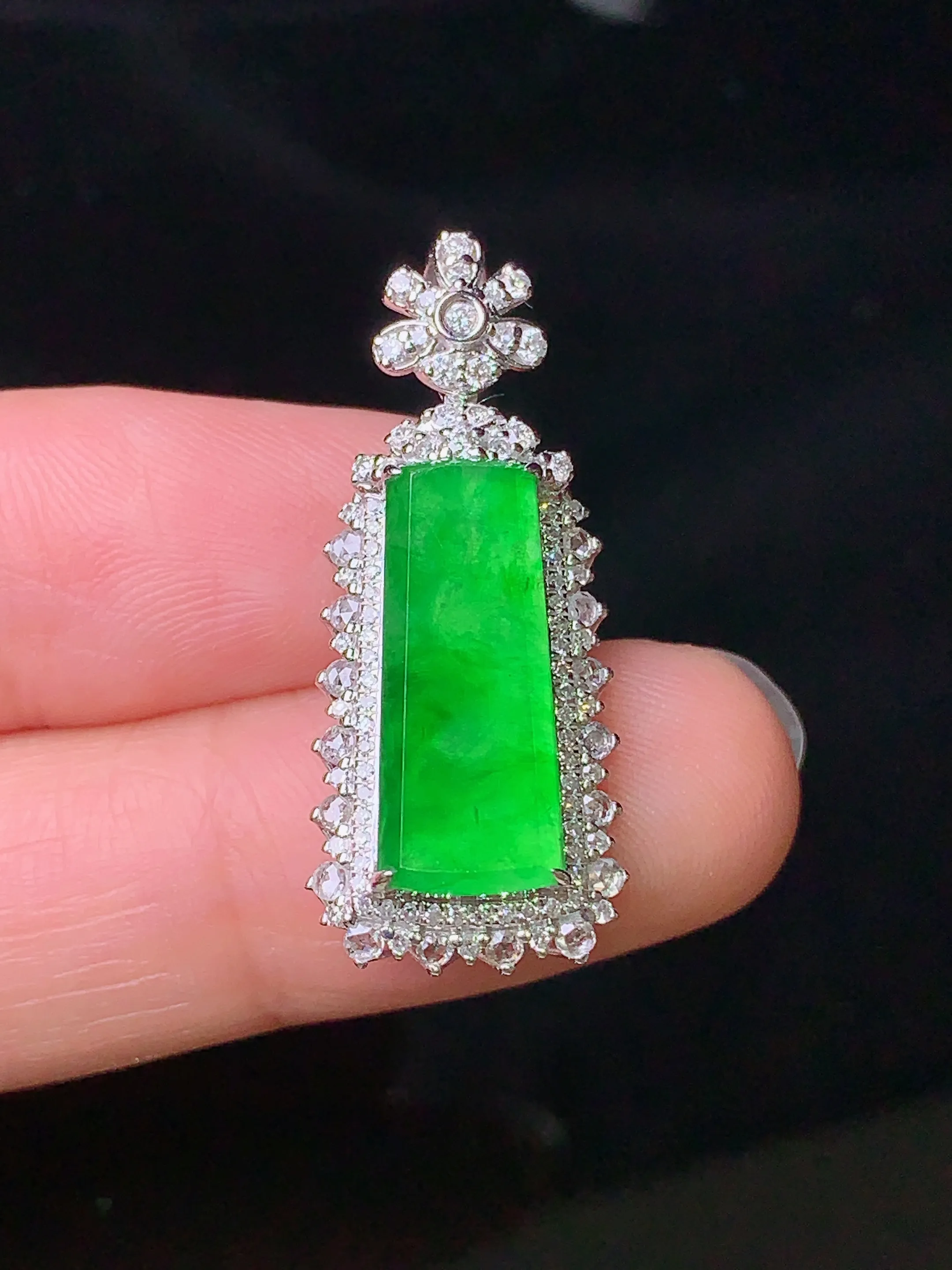 18k金钻镶嵌翠绿无事牌吊坠 玉质细腻 色泽清新艳丽 整体尺寸30.6*12.8*7.5