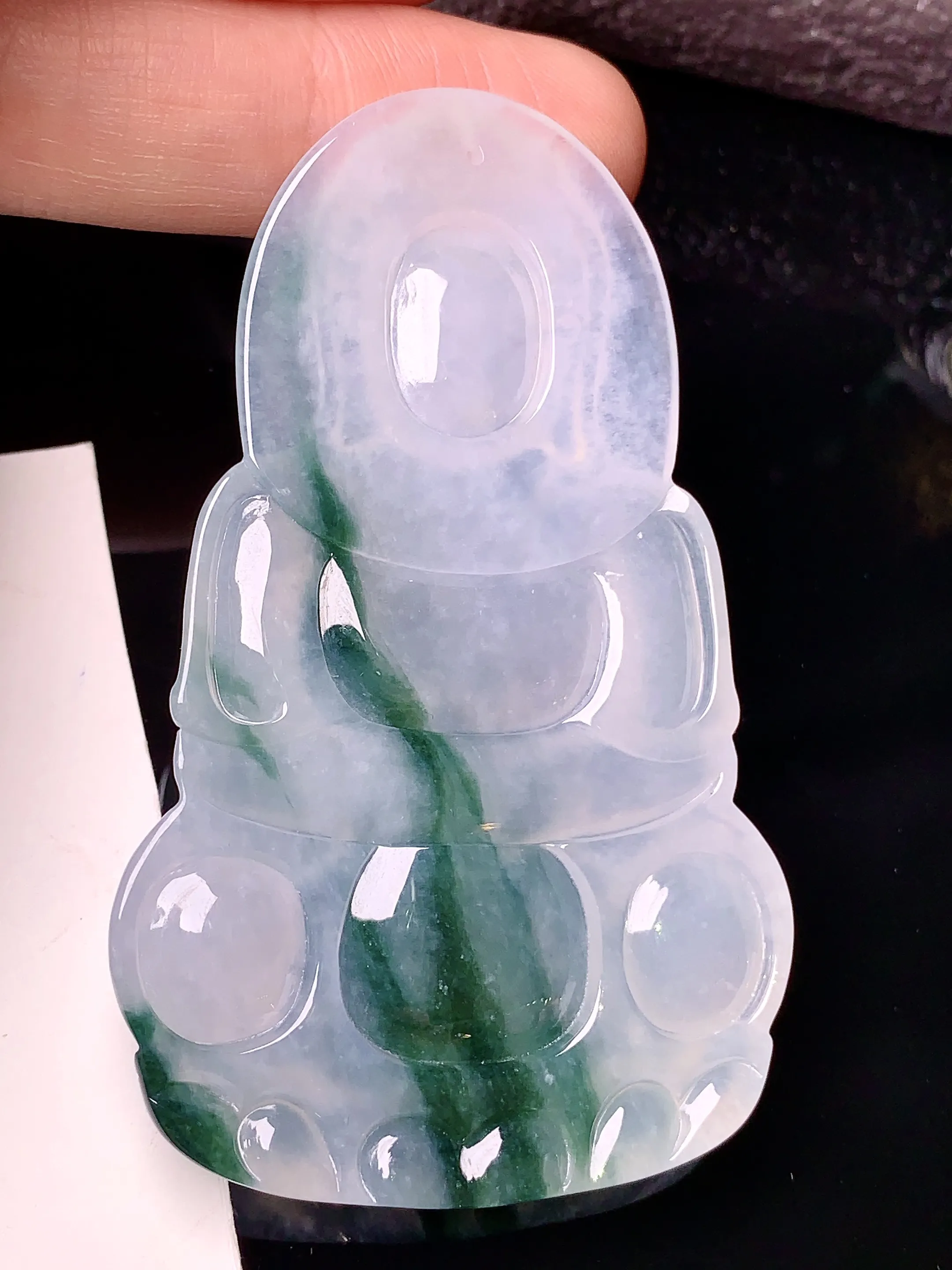 飘绿观音吊坠 玉质细腻 色泽清新艳丽 整体尺寸64.6*39.8*5.8