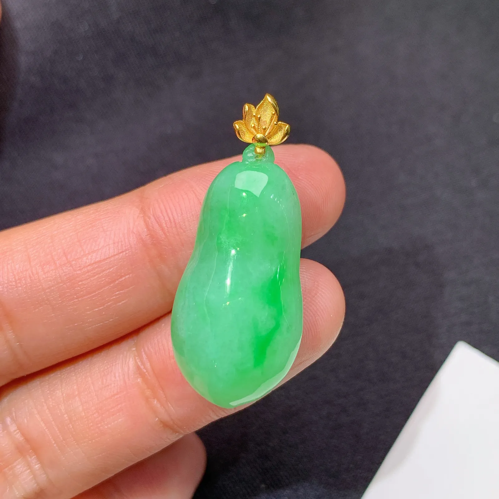 飘绿福瓜吊坠，18k金镶嵌，冰润色阳，玉质细腻，种水足 尺寸33.1*13.7*7.2