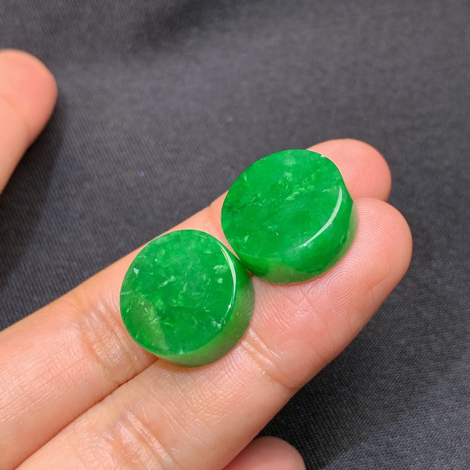 辣绿圆牌一对，镶嵌佳品，冰润色阳，种水足 尺寸15.3*6.1