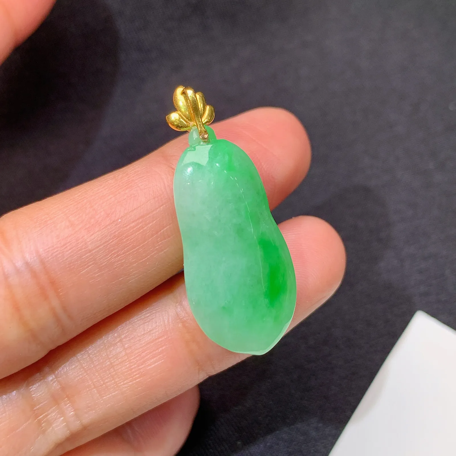 飘绿福瓜吊坠，18k金镶嵌，冰润色阳，玉质细腻，种水足 尺寸33.1*13.7*7.2