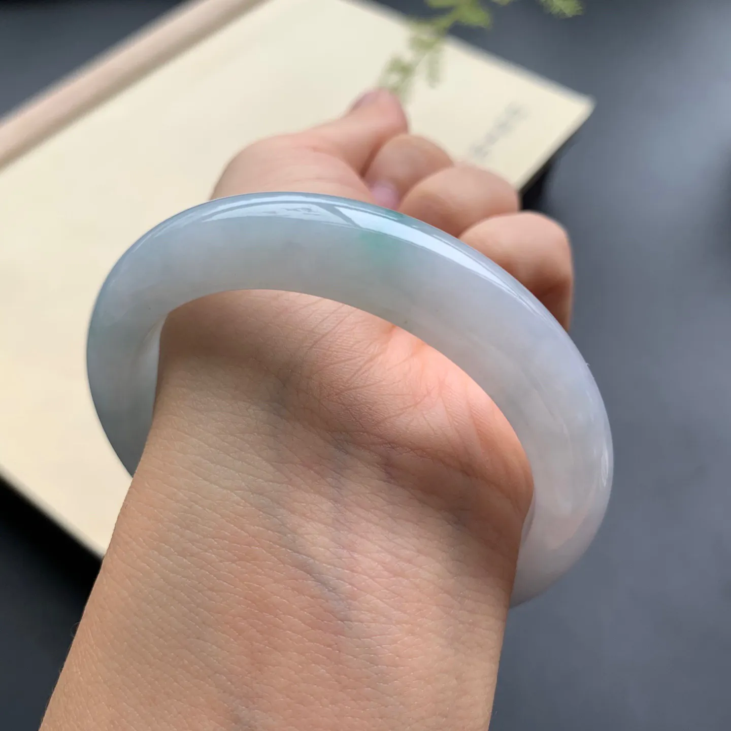 55圈口飘绿正圈手镯 尺寸：55-12.2-8.3，无纹裂，细腻光滑，清爽干净