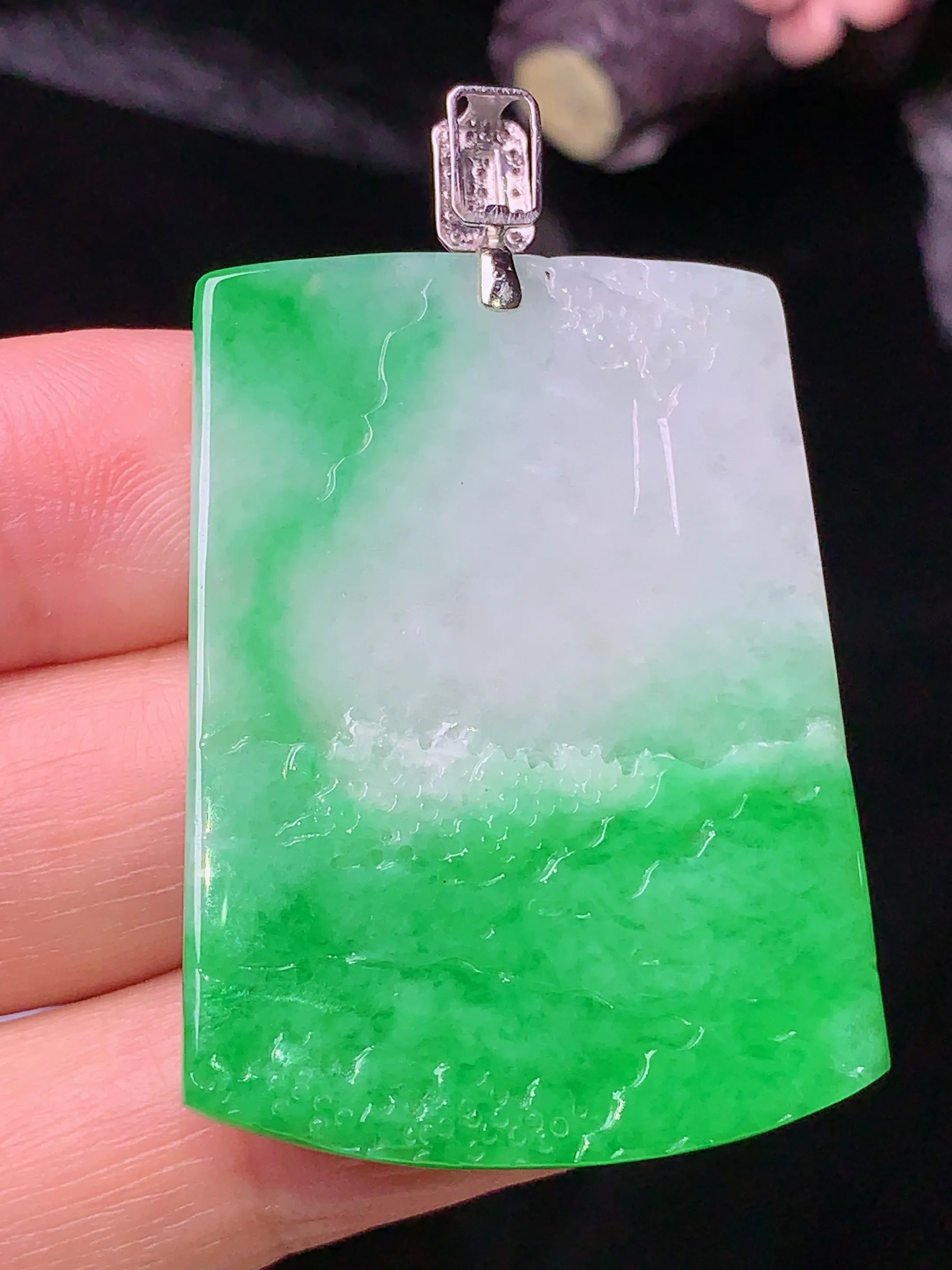 18k金钻镶嵌翠绿山水牌子吊坠 玉质细腻 色泽清新艳丽 整体尺寸47*29.3*2.8