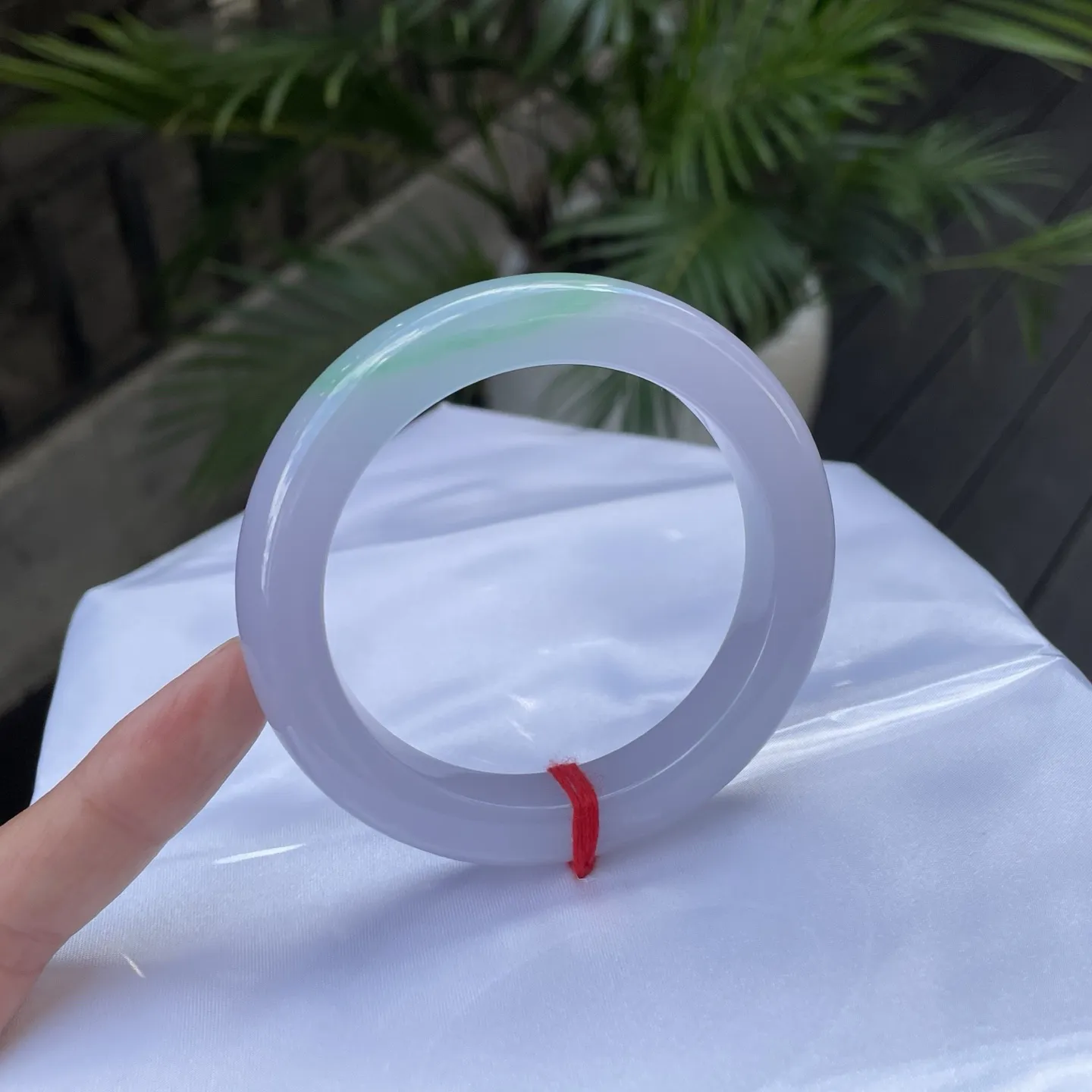 59圈口🪅
春彩，月光凝成的环，又糅进一抹翠色的清欢，在腕间流转成诗，是时光淬炼的温柔，亦是自然晕染