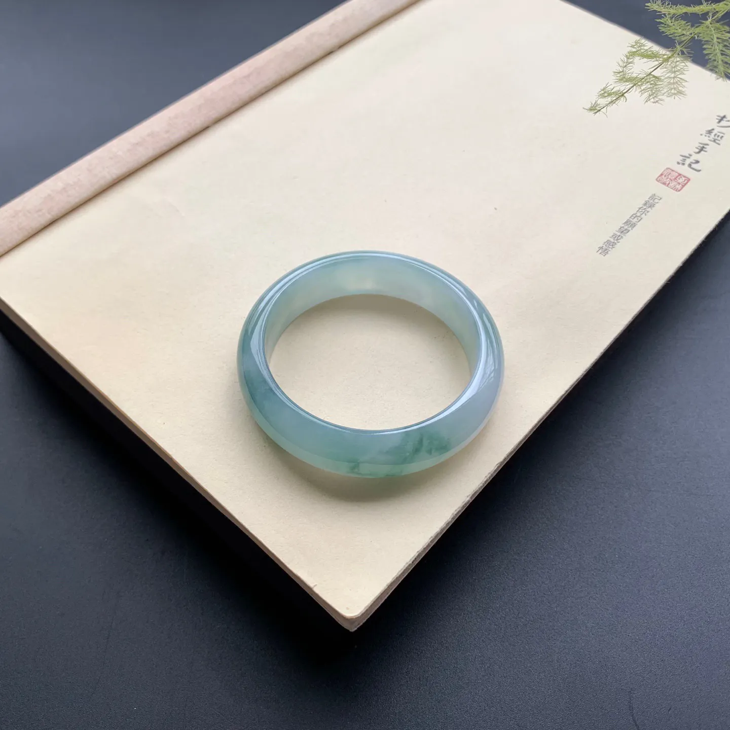 56.5圈口飘花正圈手镯 尺寸：56.5-15.3-8.2，无纹裂，细腻起胶，花色浓郁