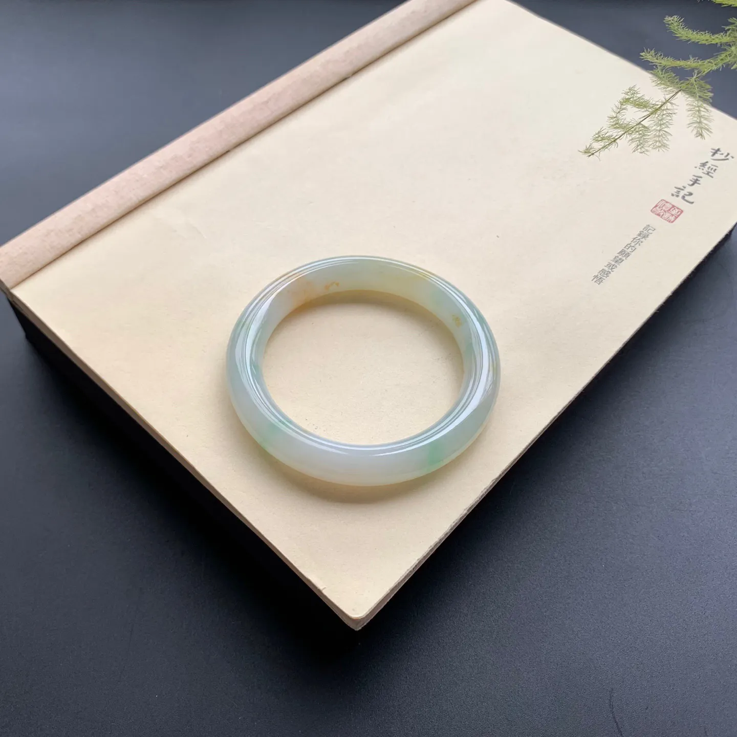 60圈口黄翡飘绿圆条手镯 尺寸：60-12-11，无纹裂，细腻光滑，条形饱满