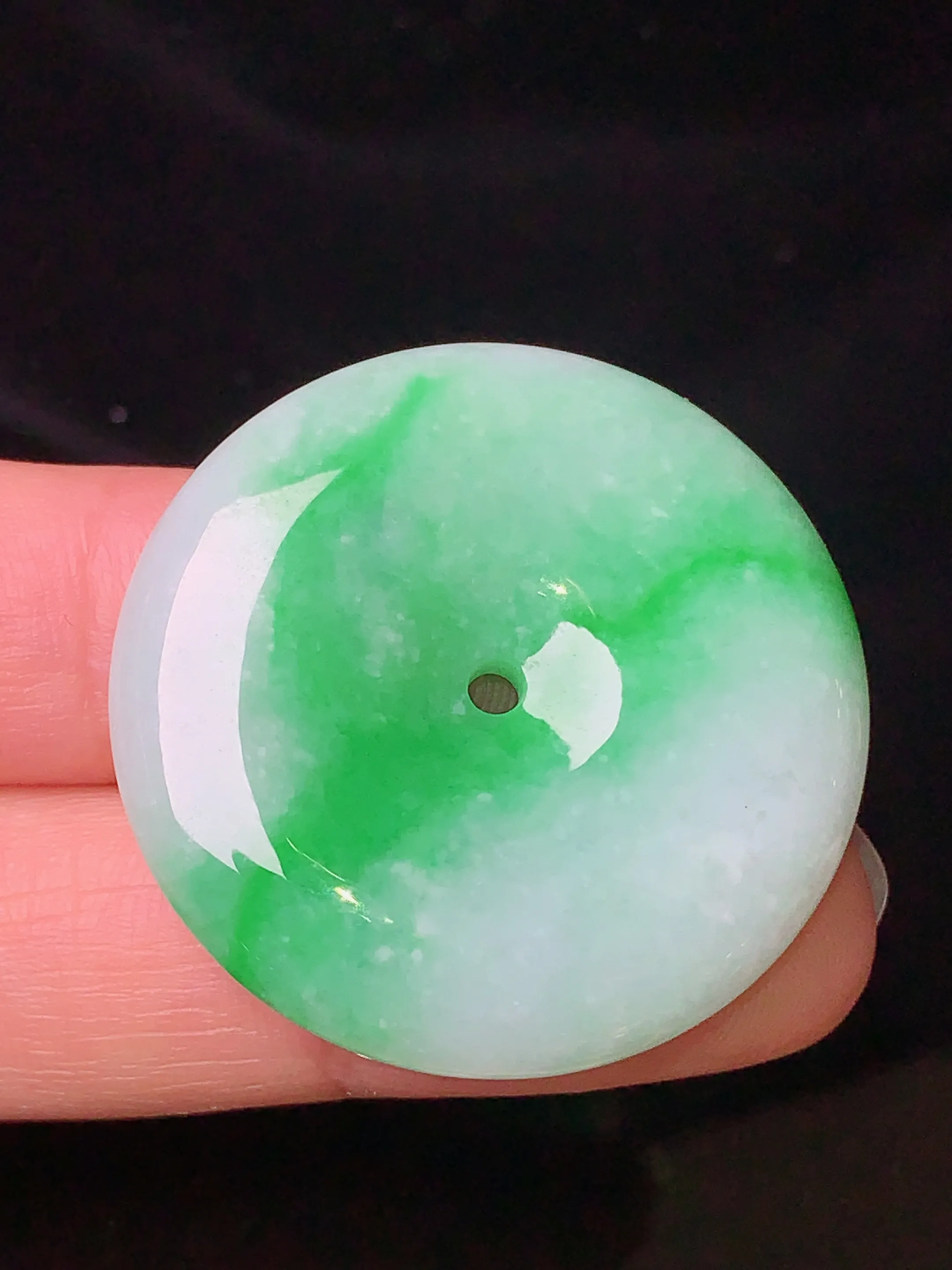 飘绿平安扣吊坠 玉质细腻 色泽清新艳丽 整体尺寸32*6.2