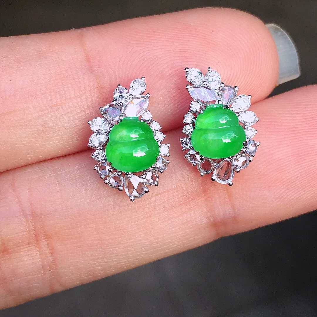 阳绿葫芦耳钉，色泽均匀艳丽，玉质细腻，荧光感超
强，饱满圆润，尽显优雅气质，18k
金豪华镶嵌