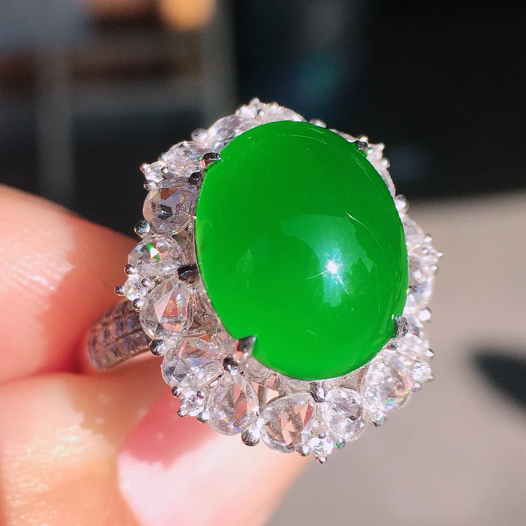 满绿蛋面戒指，色泽均匀浓郁，玉质细腻，荧光感超
强，饱满圆润，尽显优雅气质，18k
金豪华镶嵌