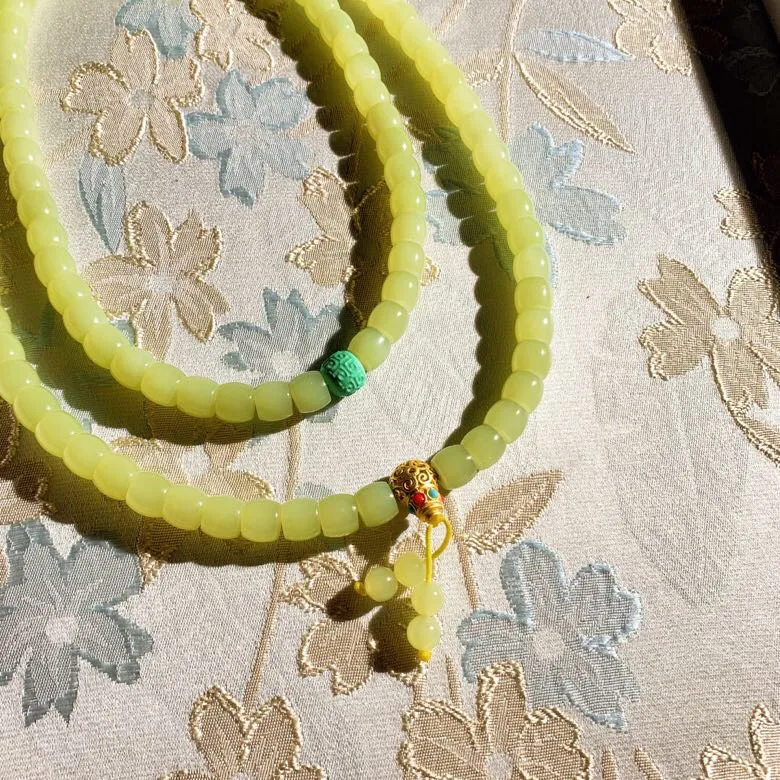 新疆和田玉若羌黄口料直切老型珠项链。单颗尺寸7/8玉质细腻油润。手推出油。佩戴高端典雅。lt251104