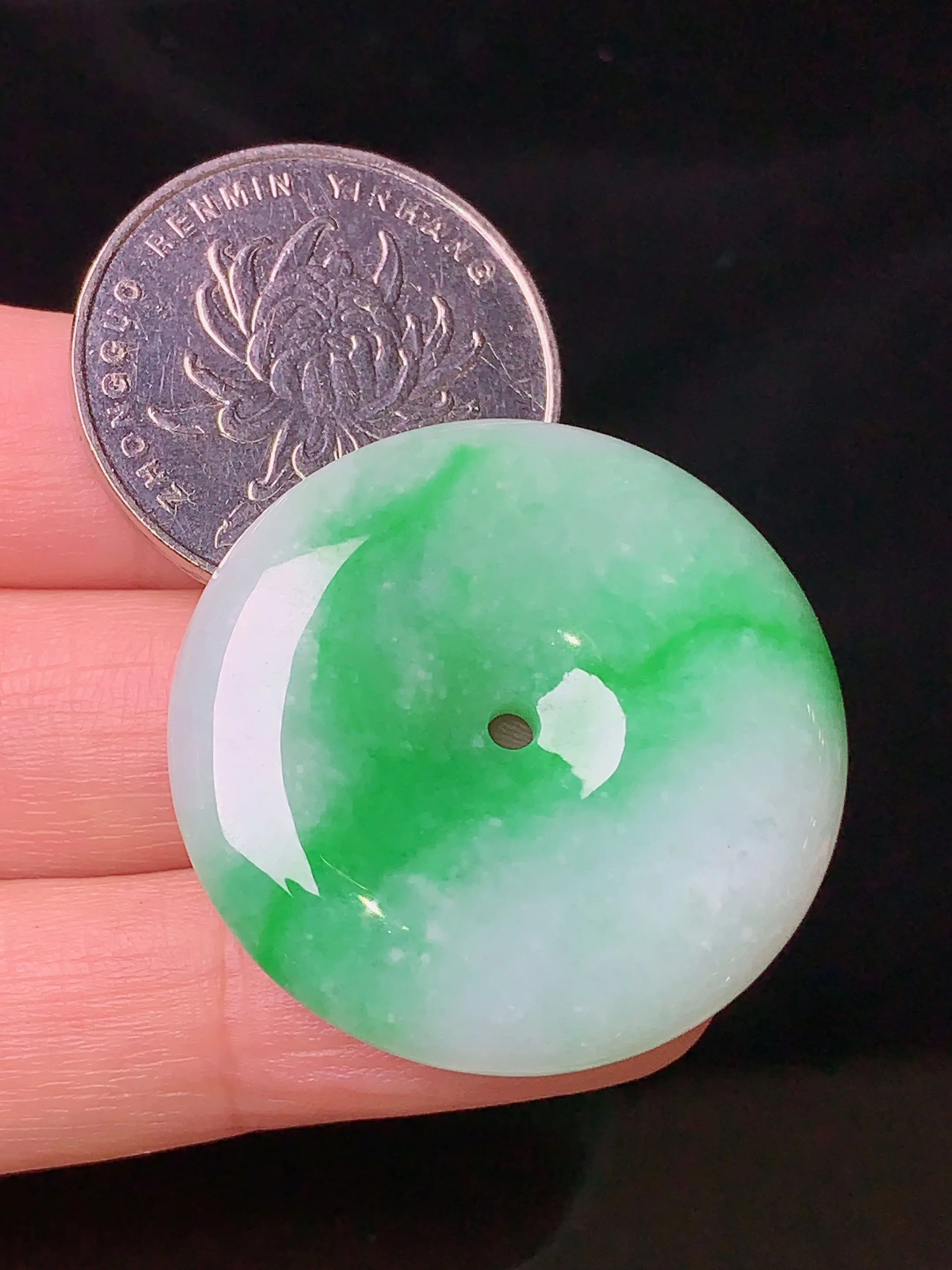 飘绿平安扣吊坠 玉质细腻 色泽清新艳丽 整体尺寸32*6.2