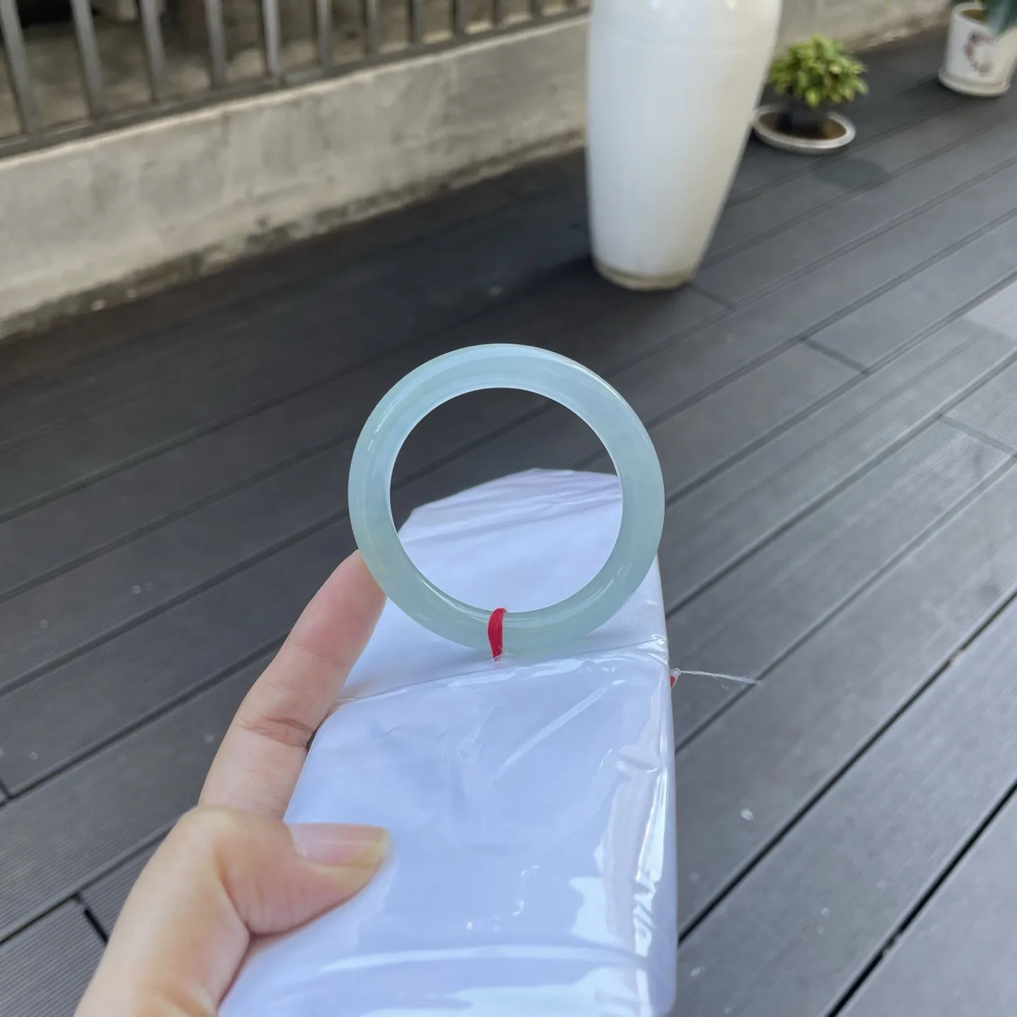 51+圆条
晴底，把清晨薄雾里的那汪湖水凝在了腕间，浅淡的青，温润得能淌出诗意，