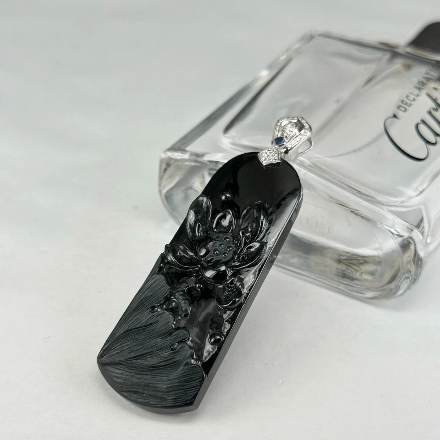 精品18k墨翠荷花牌 种好色正 黑度极好 打灯通透 油性十足  尺寸65.8