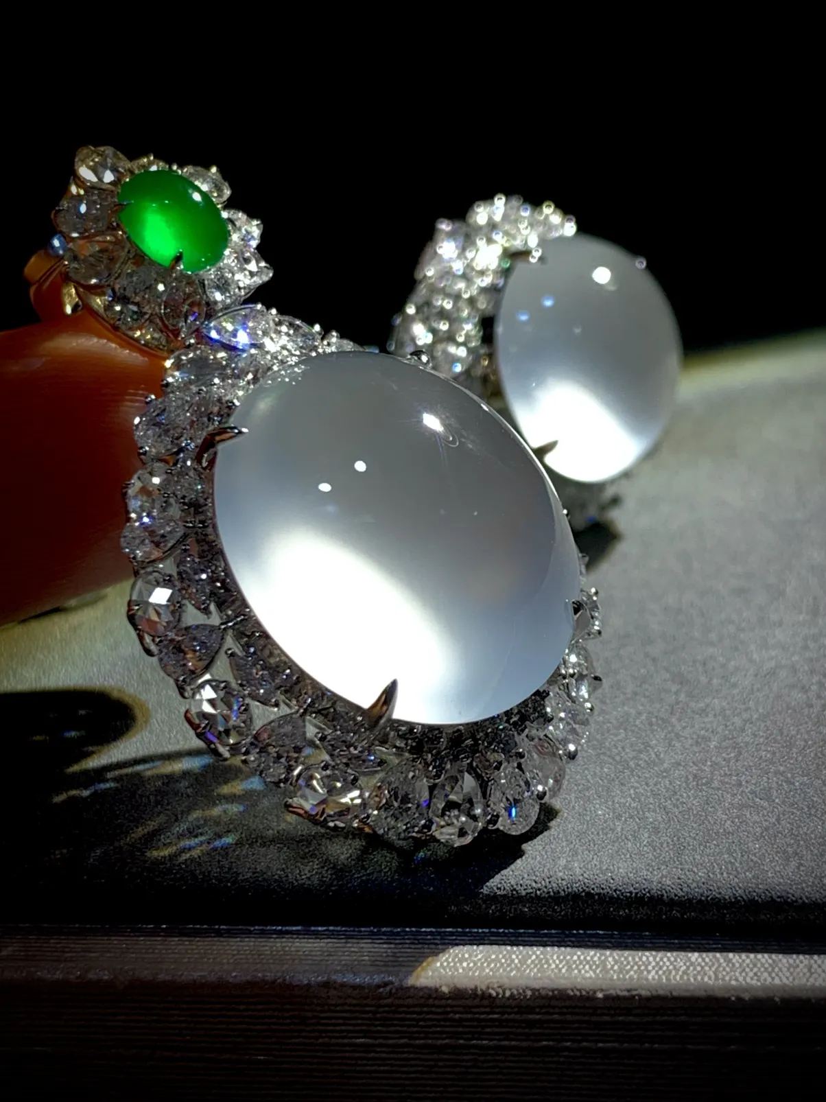 高品质翡翠白蛋面套装，
吊坠裸石约20-17.5-10mm，
整体41.2-23.6-15.8mm，