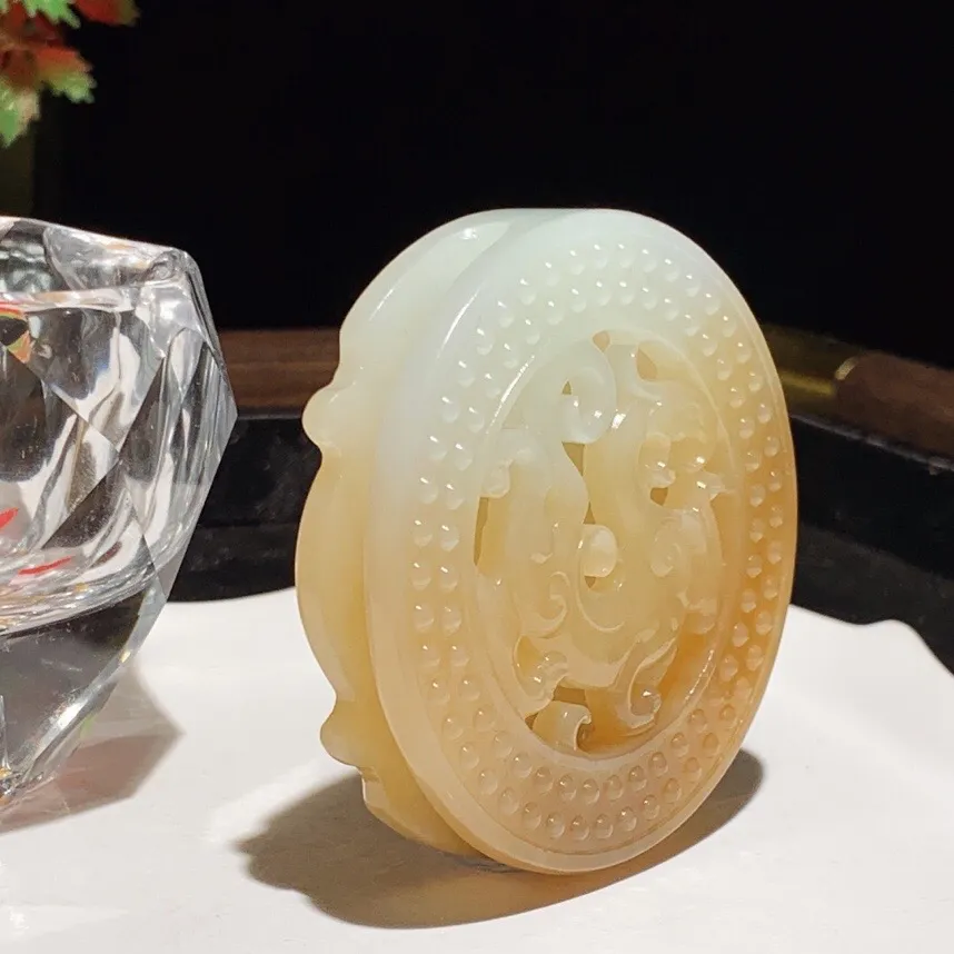 新疆和田玉且末糖仿古龙皮带扣。尺寸58/14重52.8克。玉质细腻油润。手推出油。佩戴高端典雅。lt251104这