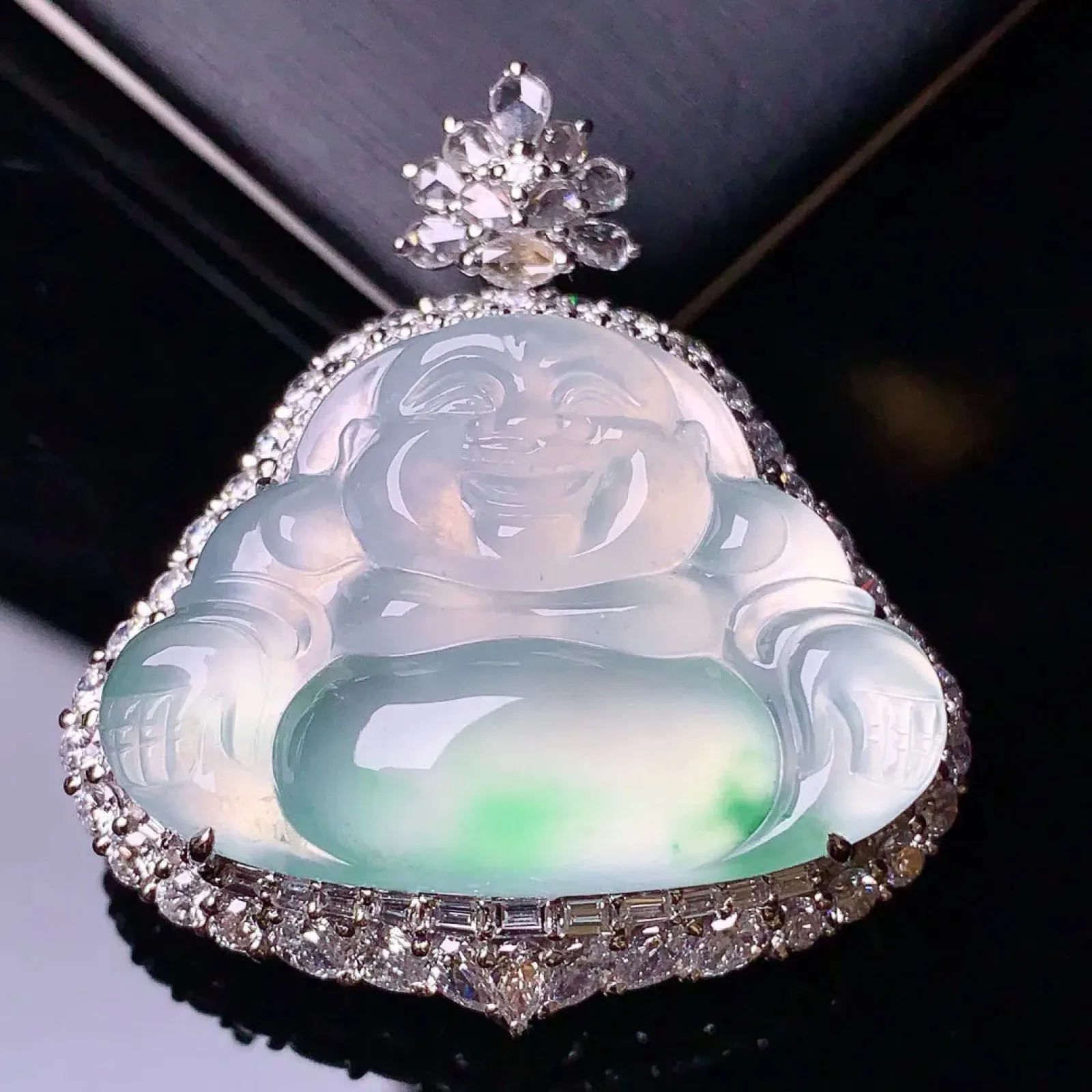 18k金钻镶嵌飘绿佛公吊坠 玉质细腻 色泽艳丽   整体尺寸38*34.1*14.8